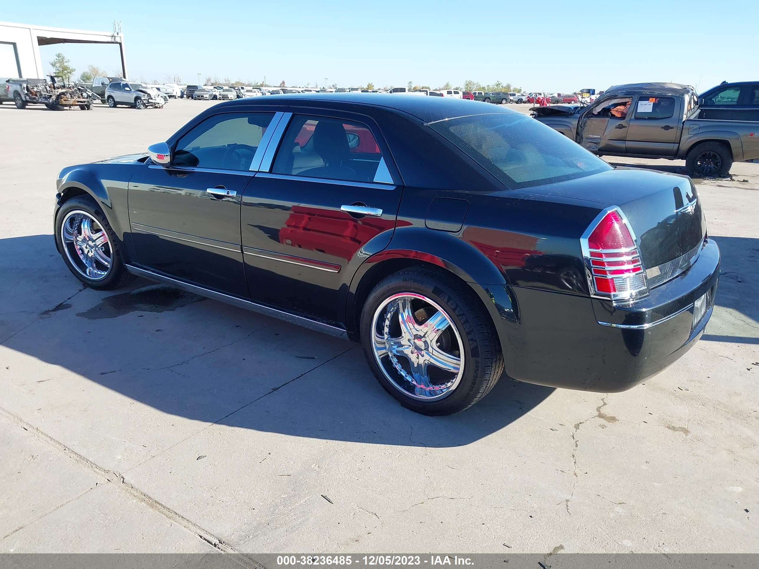 Photo 2 VIN: 2C3AA53G75H152775 - CHRYSLER 300 