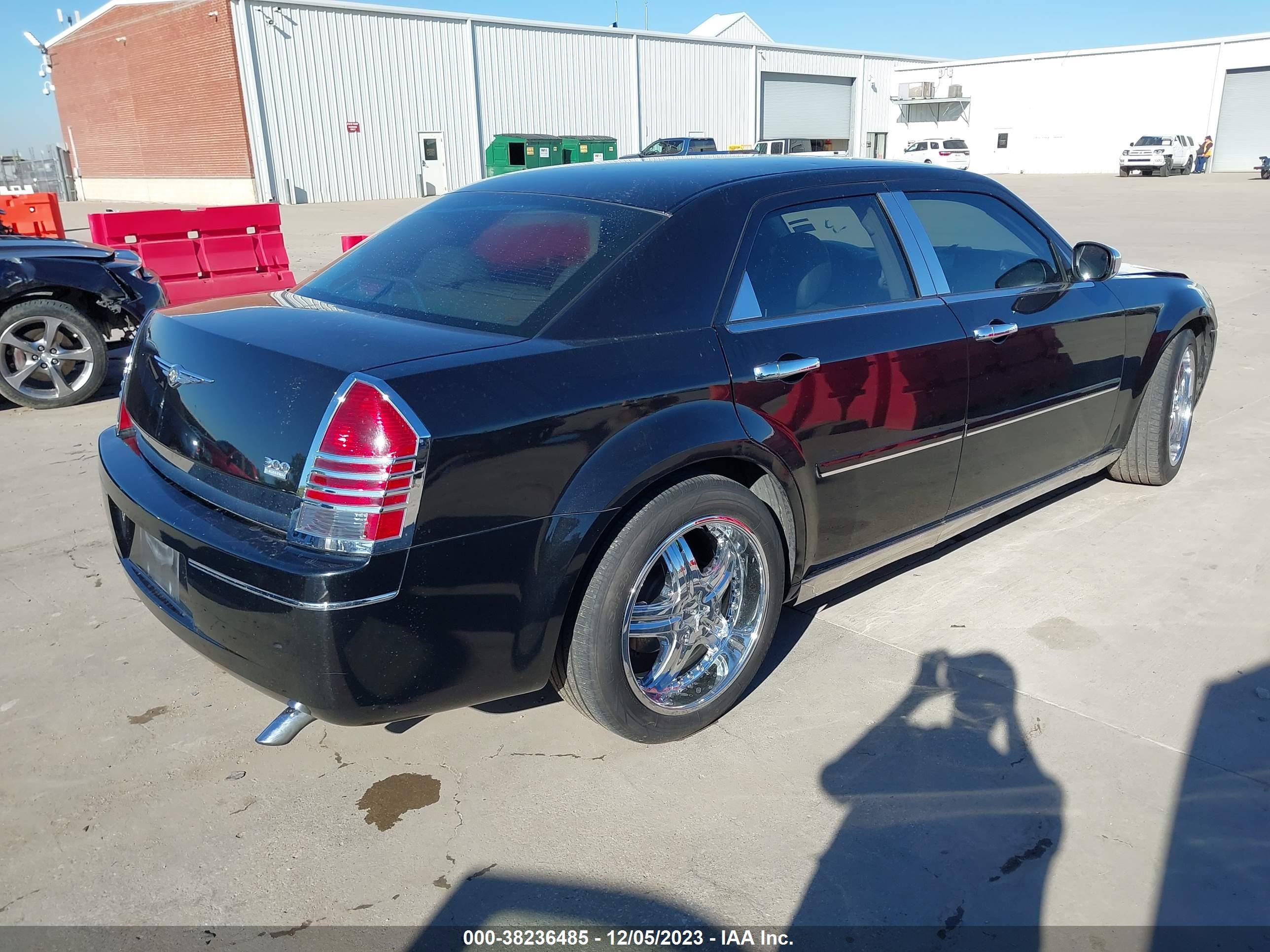 Photo 3 VIN: 2C3AA53G75H152775 - CHRYSLER 300 