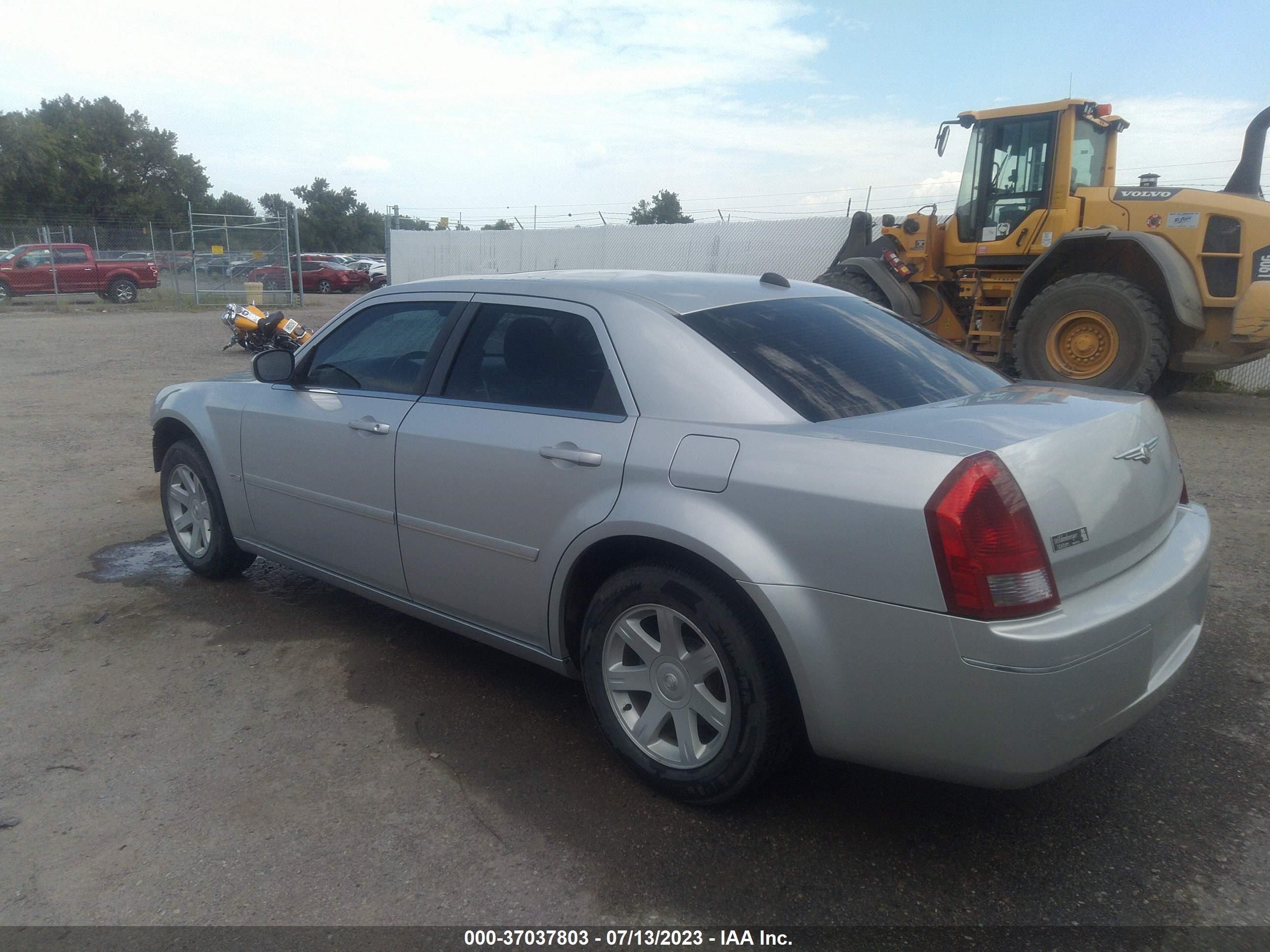 Photo 2 VIN: 2C3AA53G75H574481 - CHRYSLER 300 