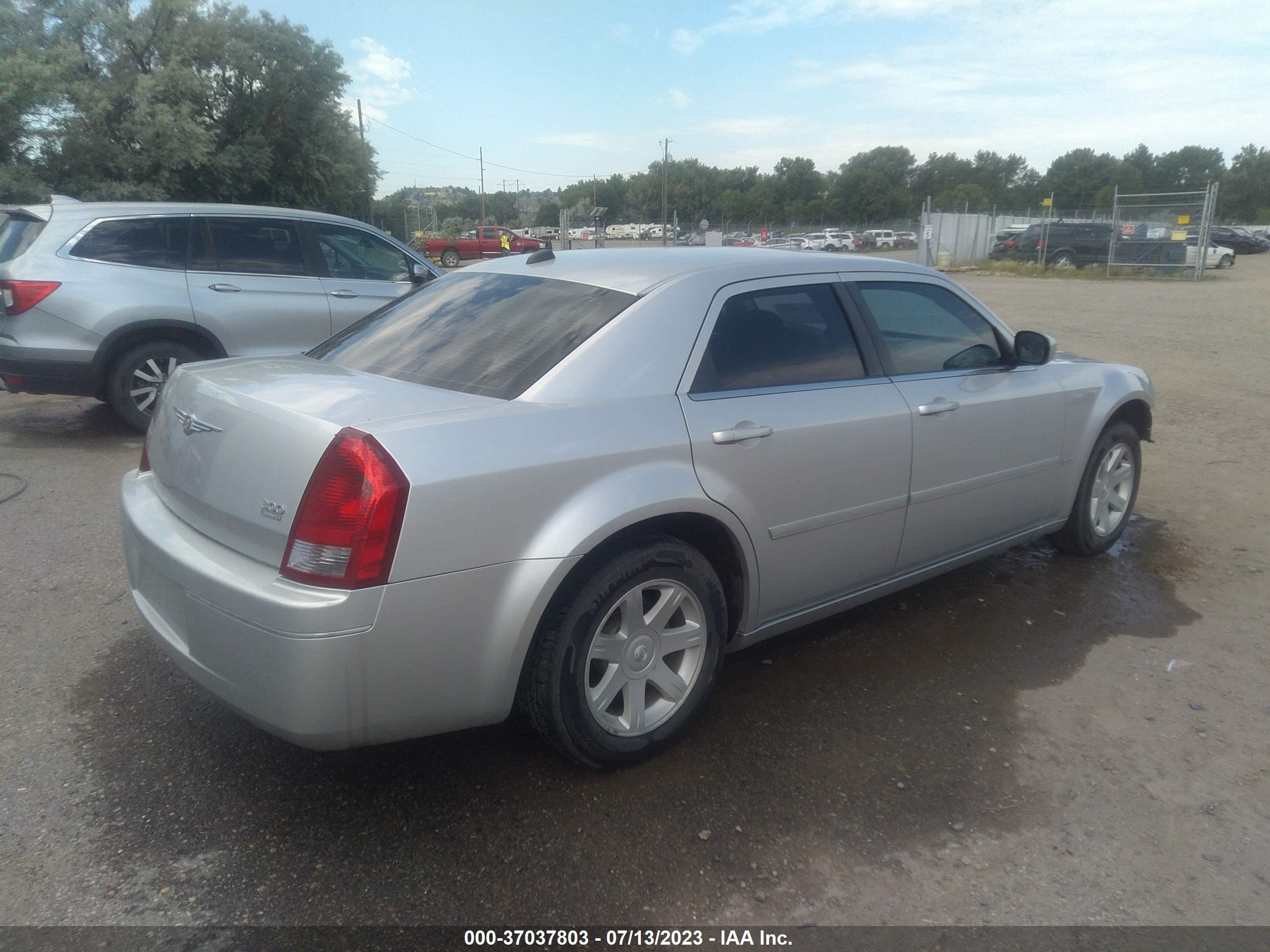 Photo 3 VIN: 2C3AA53G75H574481 - CHRYSLER 300 