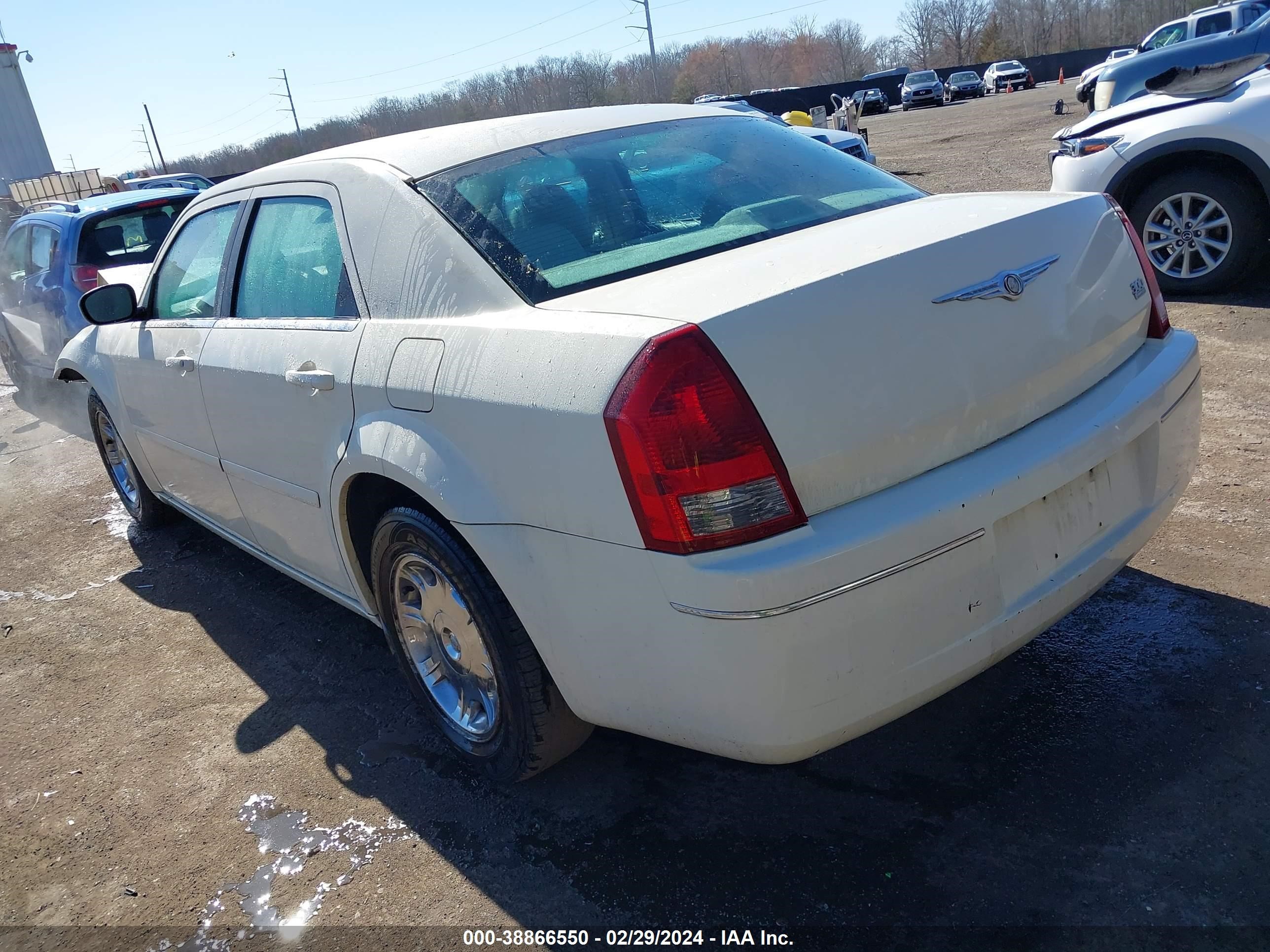 Photo 2 VIN: 2C3AA53GX5H695523 - CHRYSLER 300 