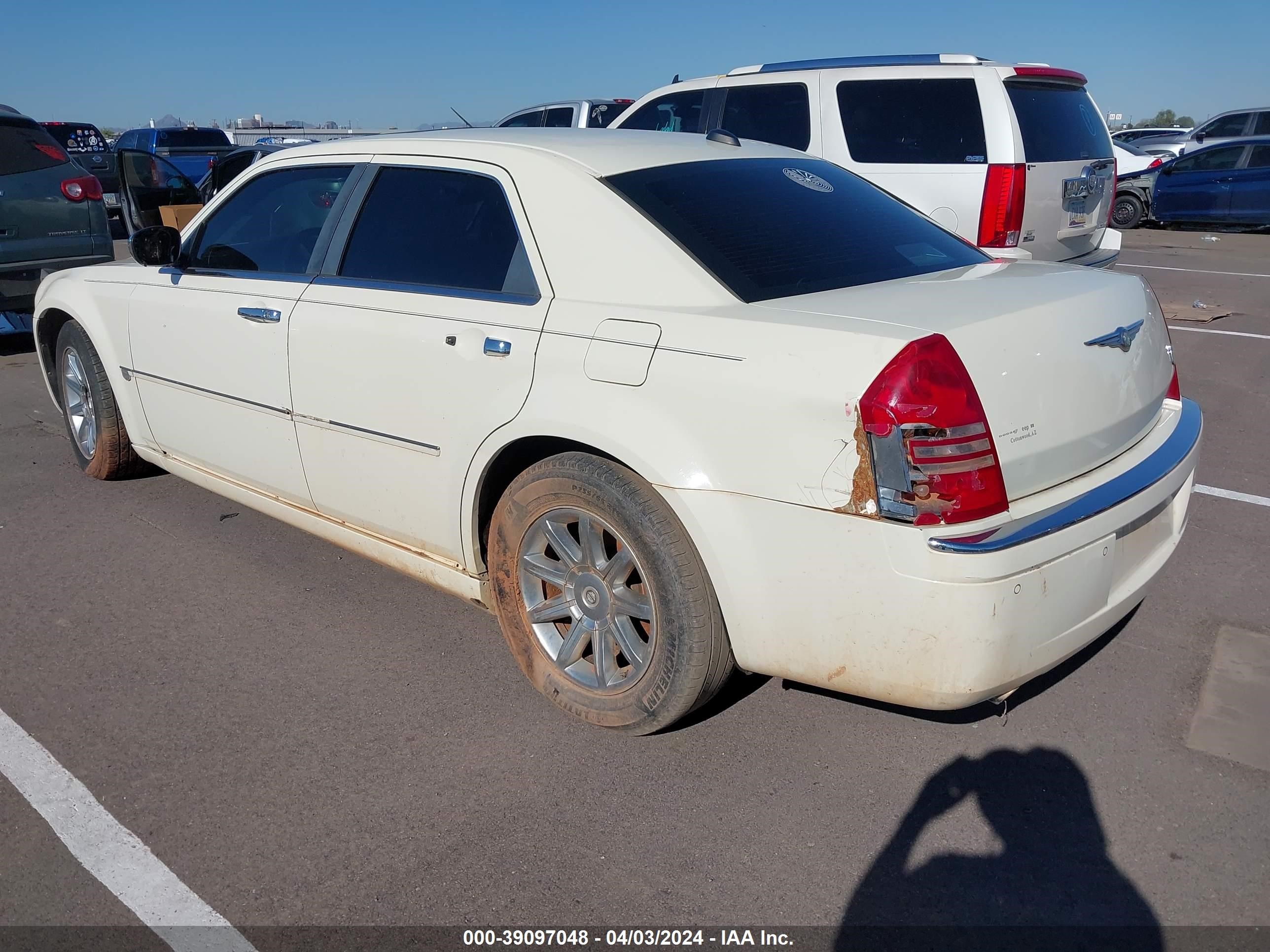 Photo 2 VIN: 2C3AA63H05H519742 - CHRYSLER 300C 