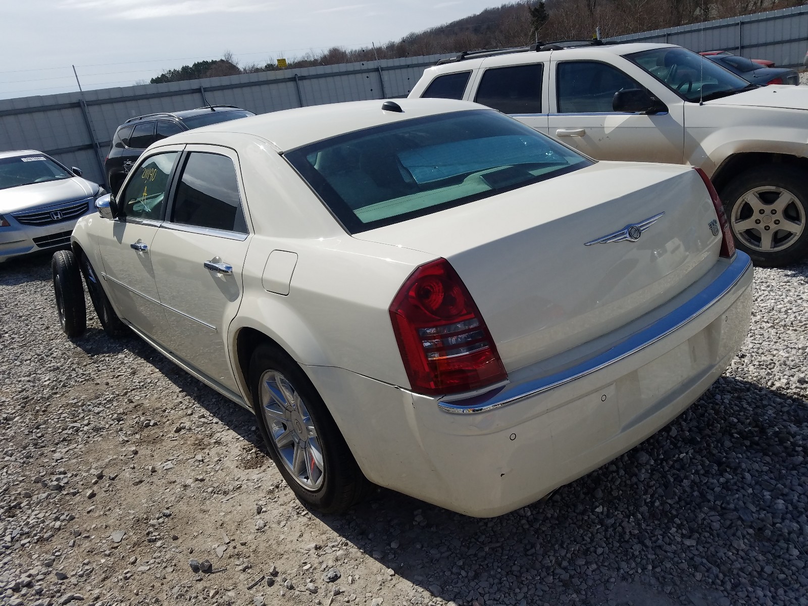 Photo 2 VIN: 2C3AA63H85H117449 - CHRYSLER 300C 