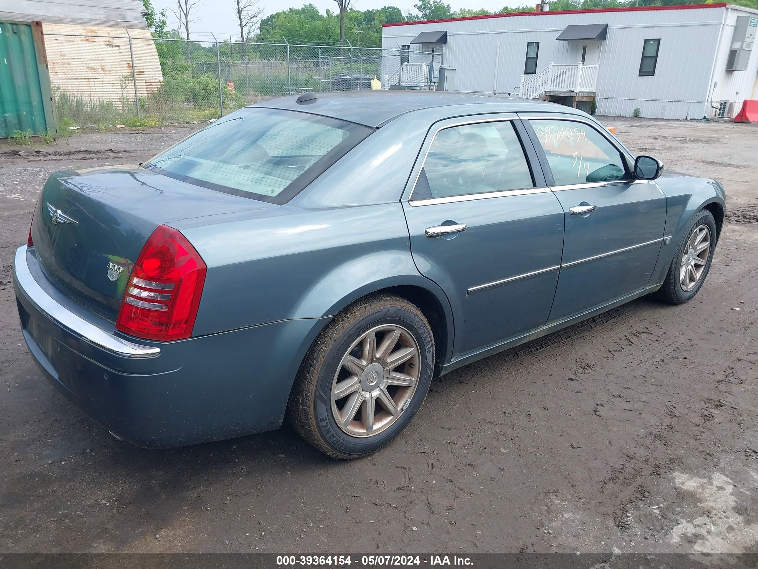 Photo 3 VIN: 2C3AA63H95H115645 - CHRYSLER 300C 