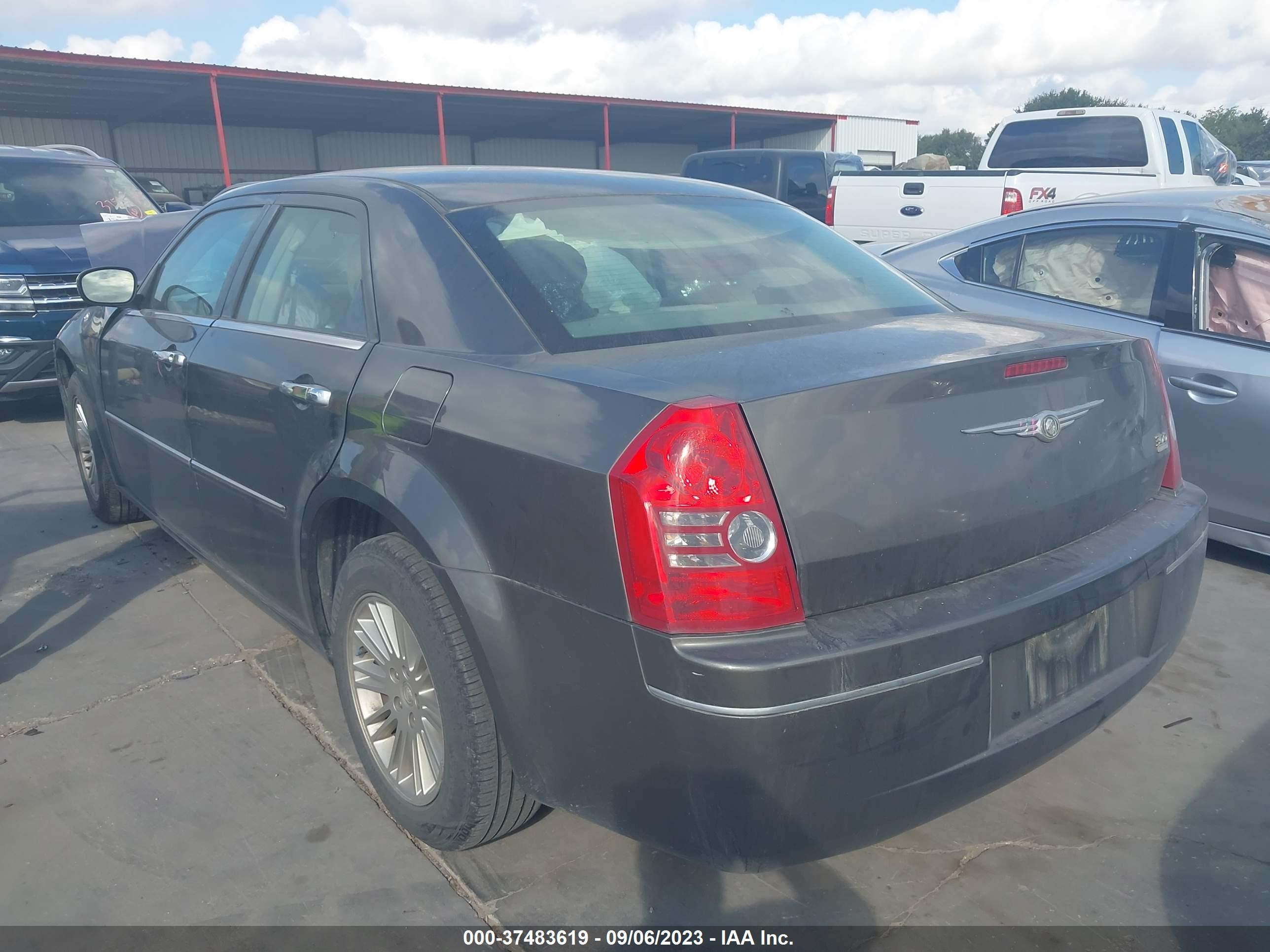 Photo 2 VIN: 2C3CA4CD5AH145939 - CHRYSLER 300 