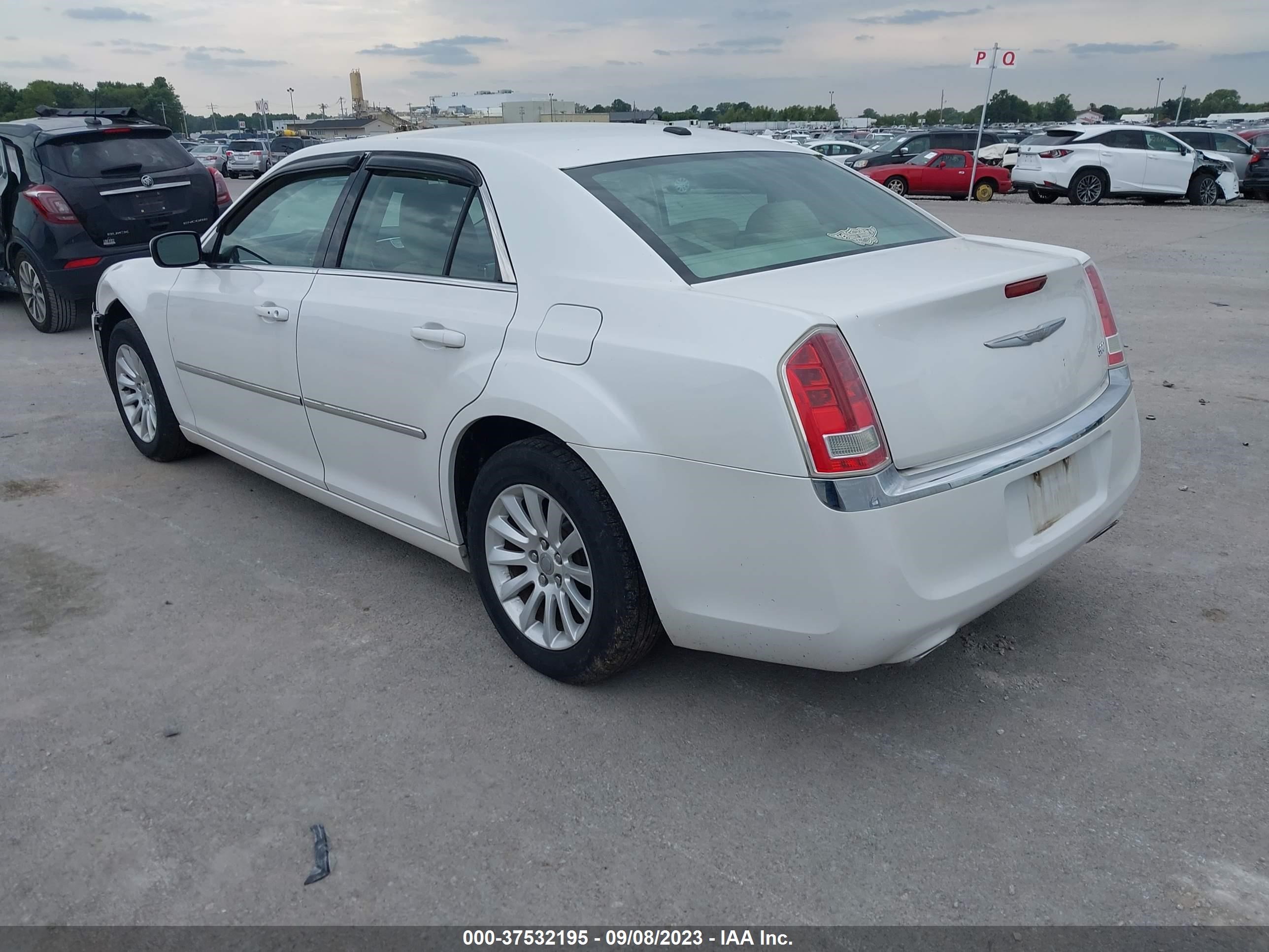 Photo 2 VIN: 2C3CA4CG3BH528418 - CHRYSLER 300 