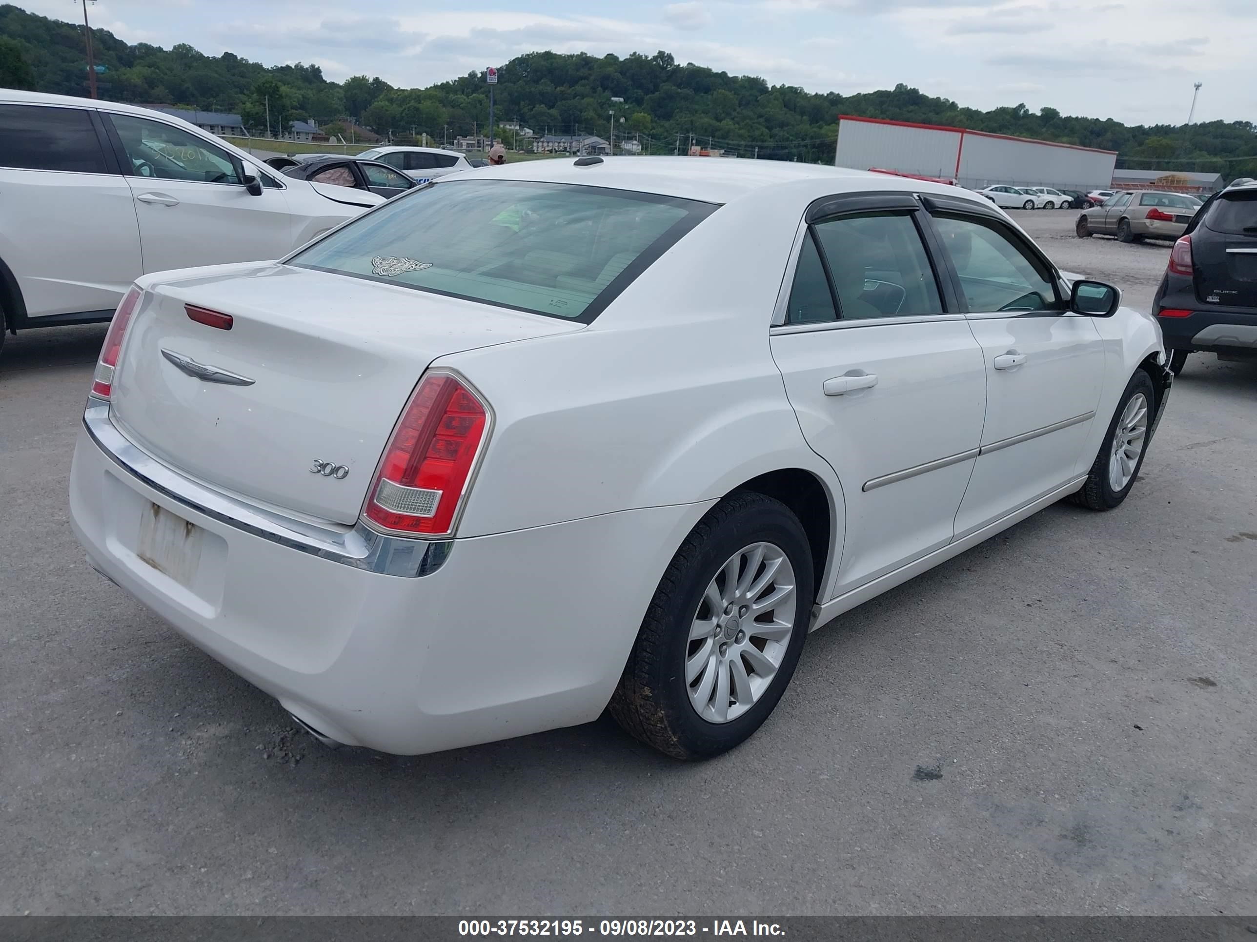 Photo 3 VIN: 2C3CA4CG3BH528418 - CHRYSLER 300 