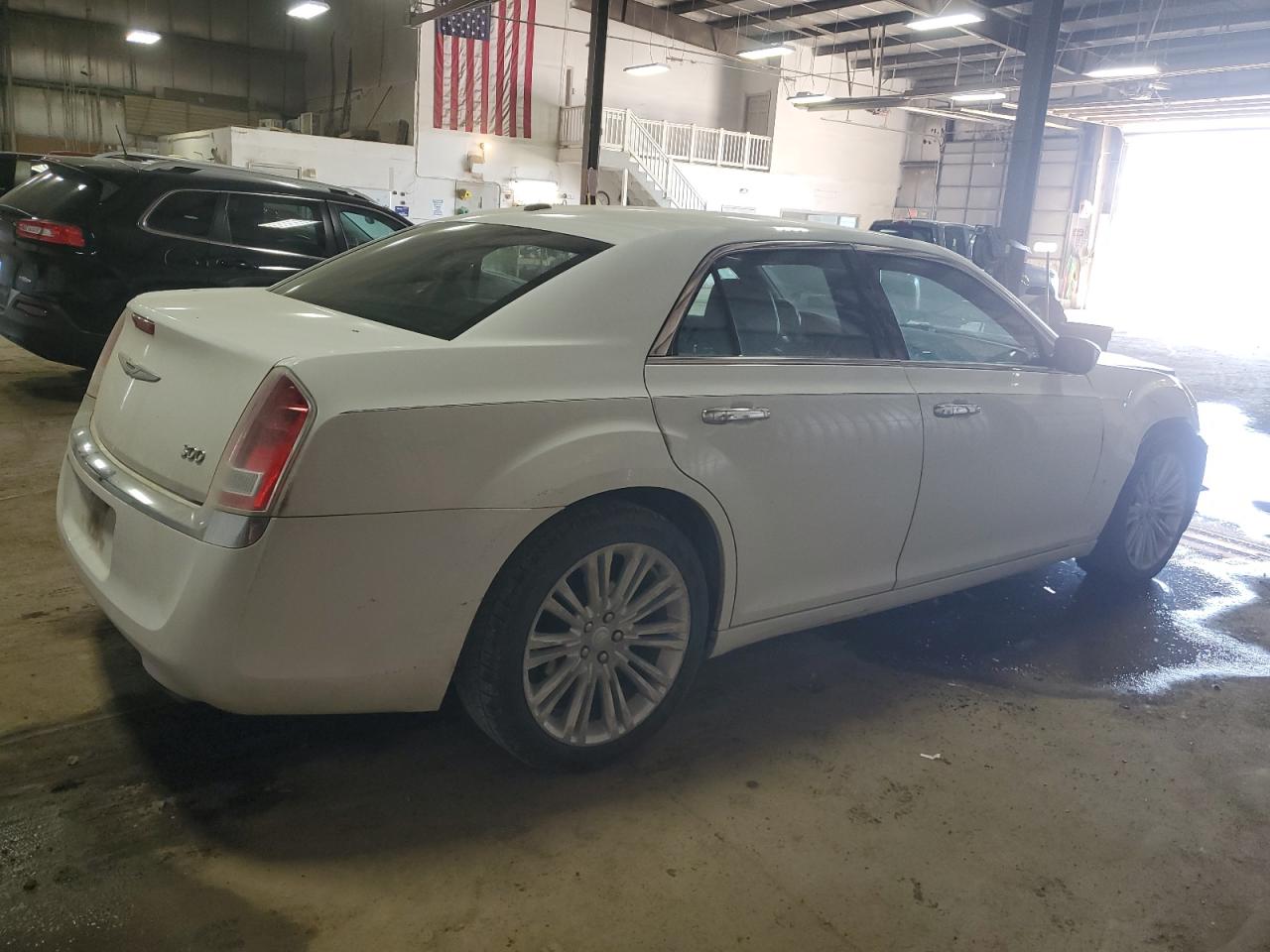 Photo 2 VIN: 2C3CA5CG1BH579681 - CHRYSLER 300 