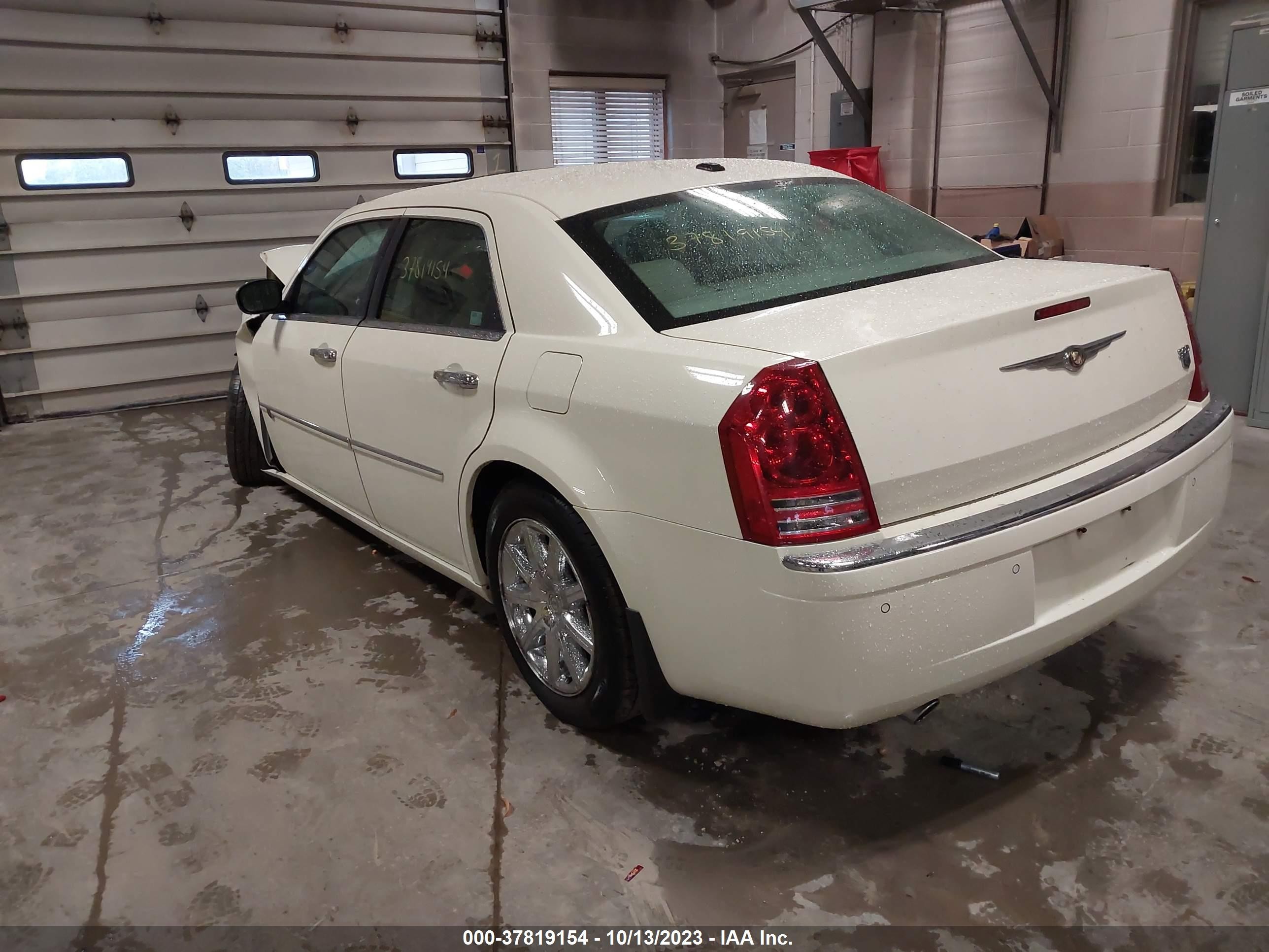 Photo 2 VIN: 2C3CA6CTXAH145180 - CHRYSLER 300 