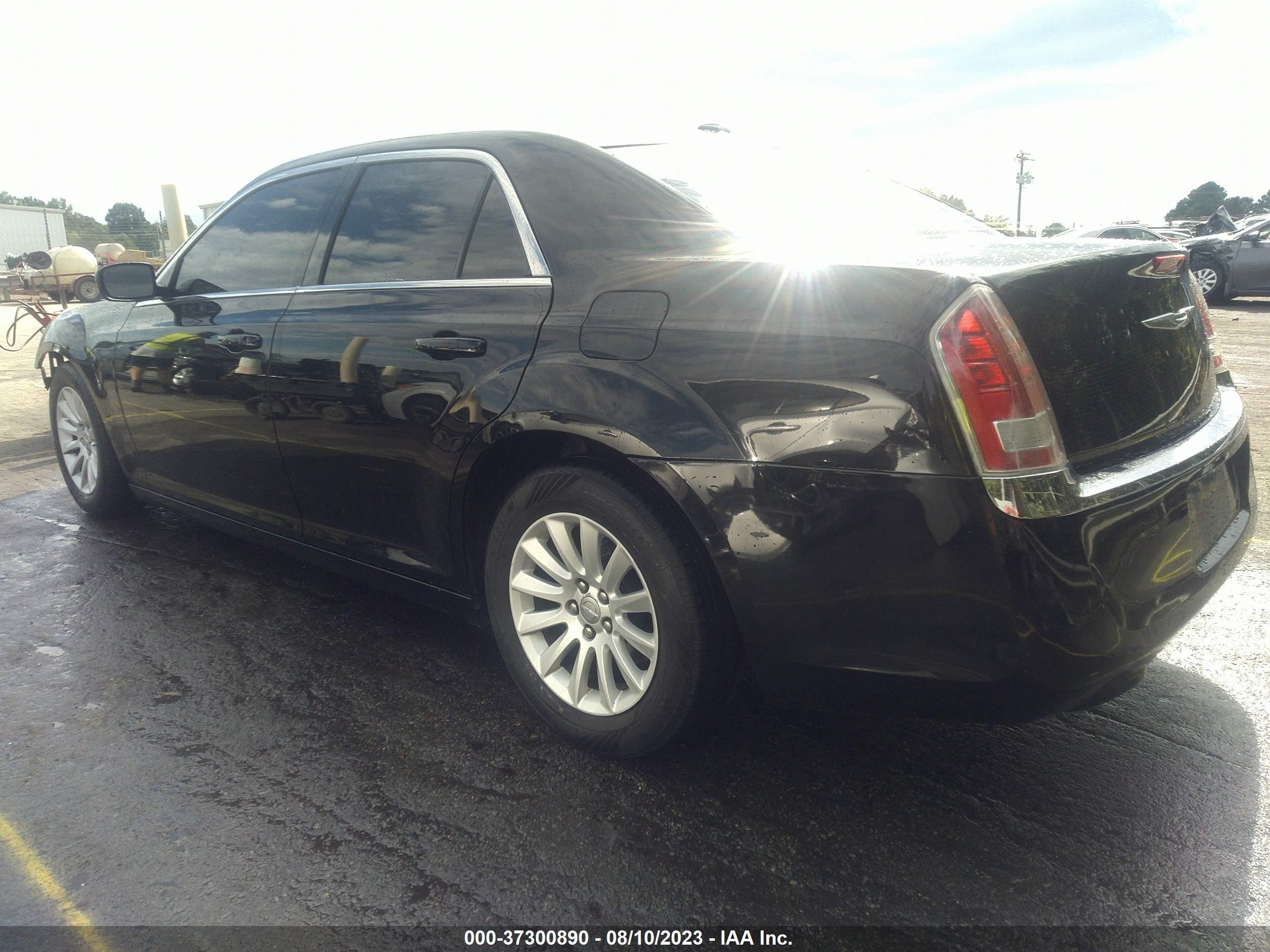 Photo 2 VIN: 2C3CCAAG2DH515576 - CHRYSLER 300 