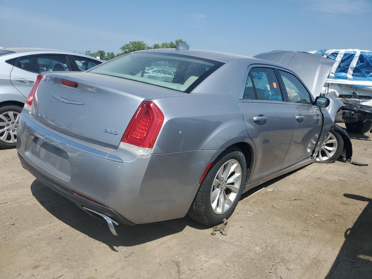 Photo 2 VIN: 2C3CCAAG2FH766181 - CHRYSLER 300 