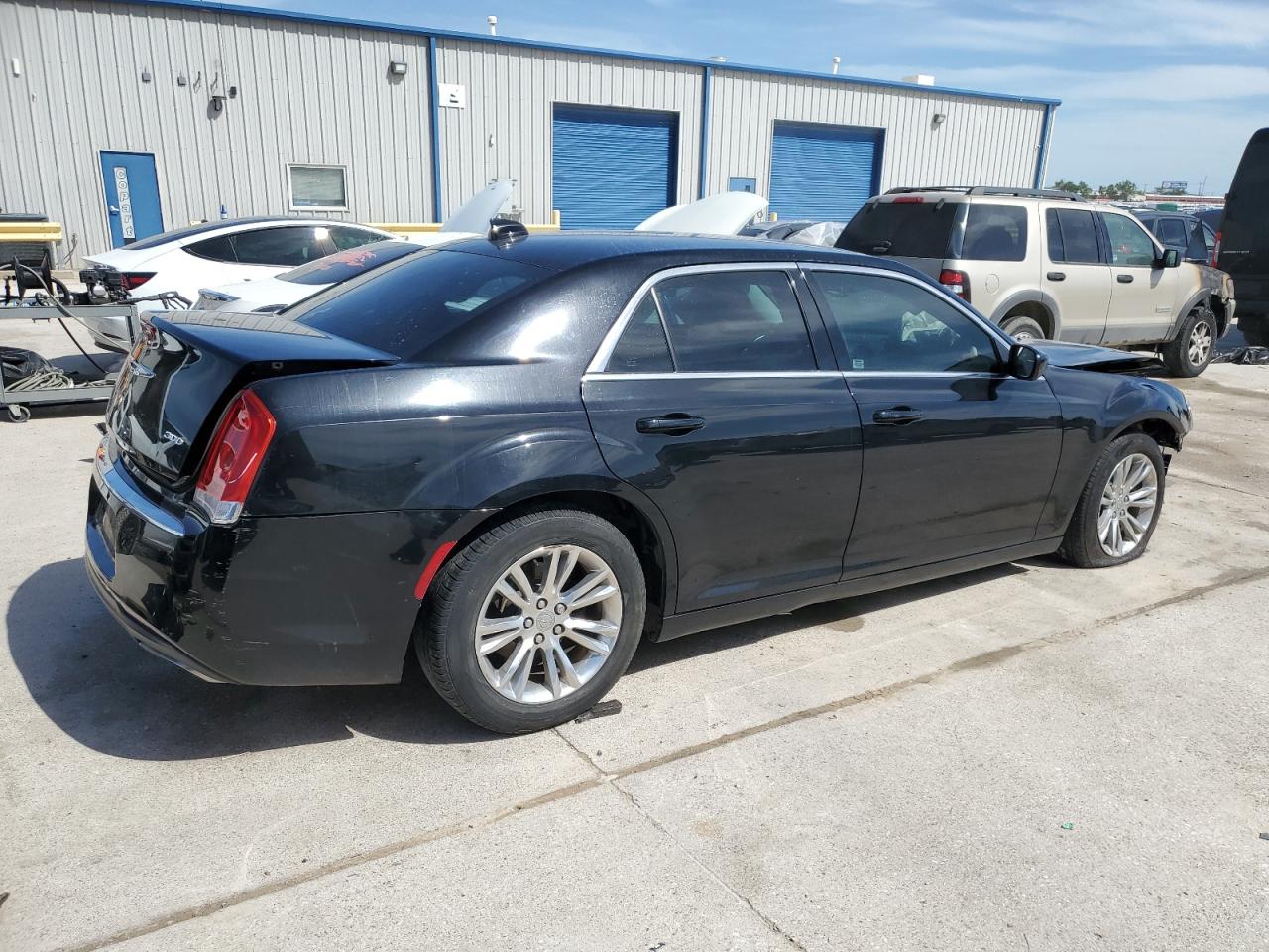 Photo 2 VIN: 2C3CCAAG4JH117507 - CHRYSLER 300 