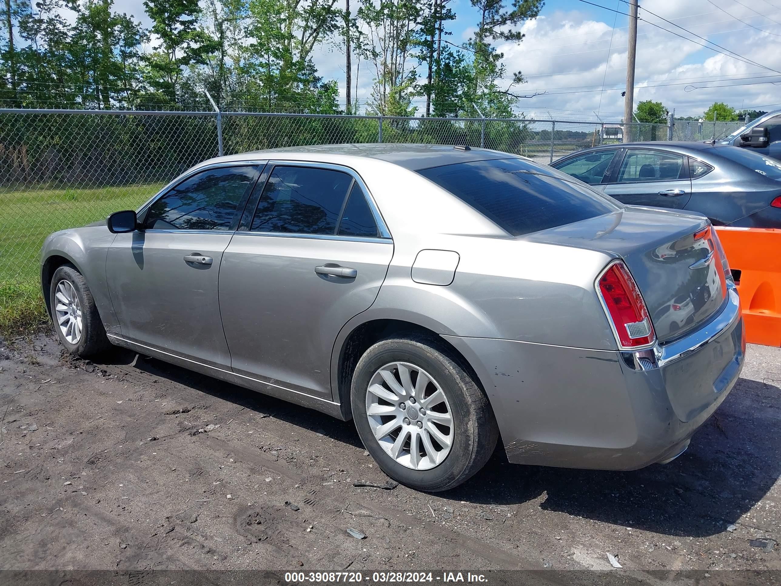 Photo 2 VIN: 2C3CCAAG6EH222328 - CHRYSLER 300 