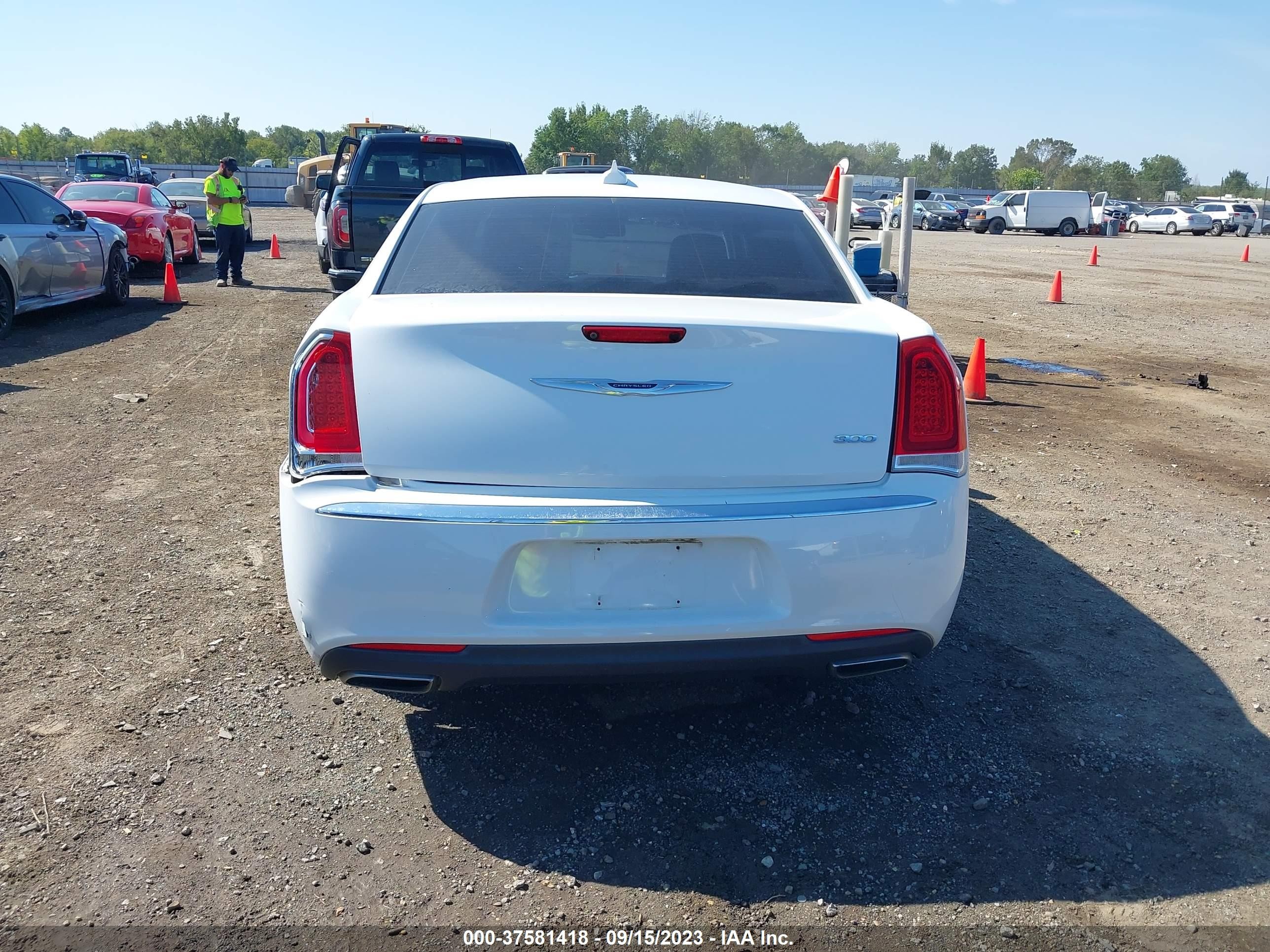 Photo 15 VIN: 2C3CCAAGXGH313900 - CHRYSLER 300 