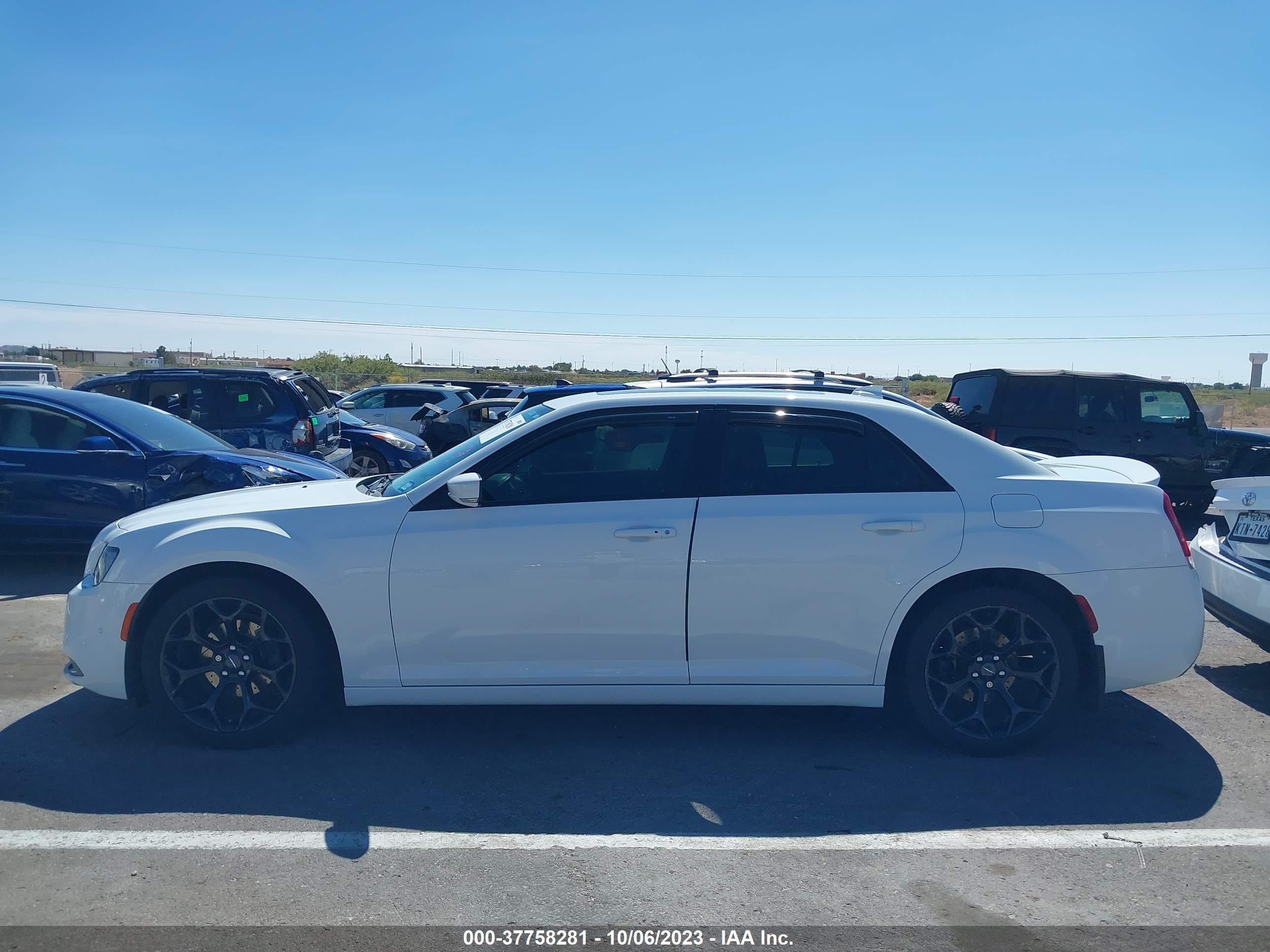 Photo 13 VIN: 2C3CCABG2JH146017 - CHRYSLER 300 