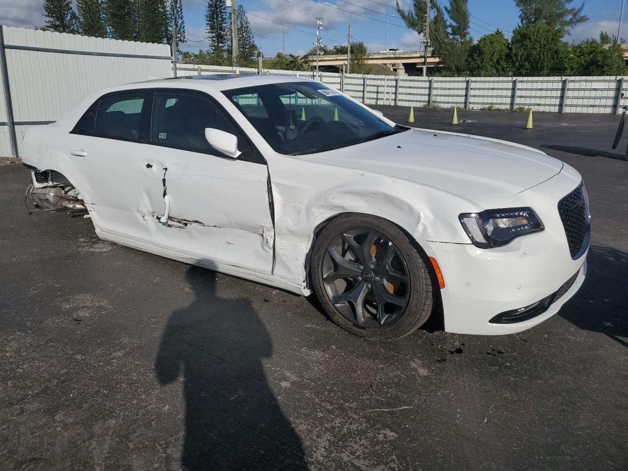 Photo 3 VIN: 2C3CCABG2PH637180 - CHRYSLER 300 