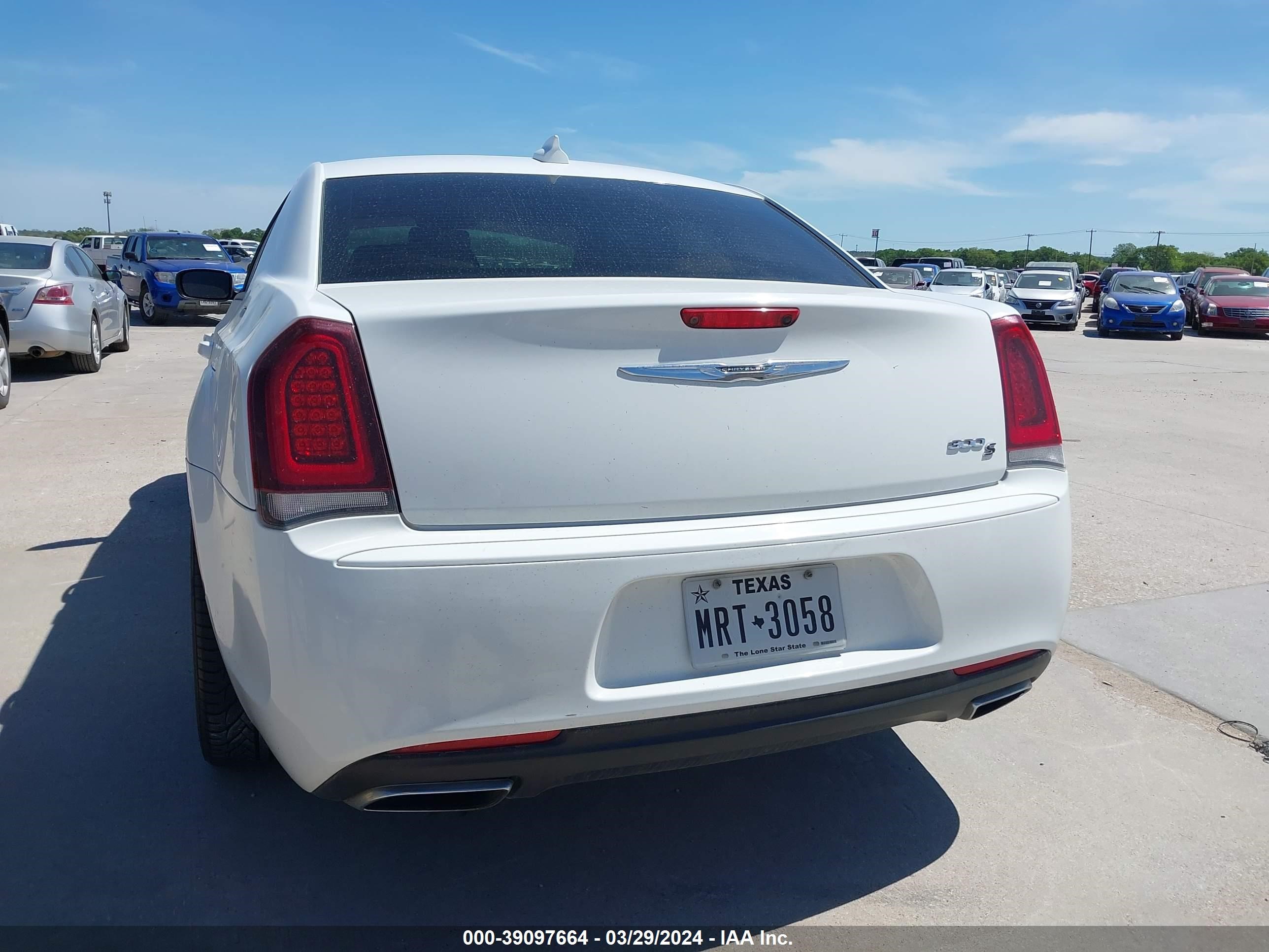 Photo 2 VIN: 2C3CCABG3JH212512 - CHRYSLER 300 