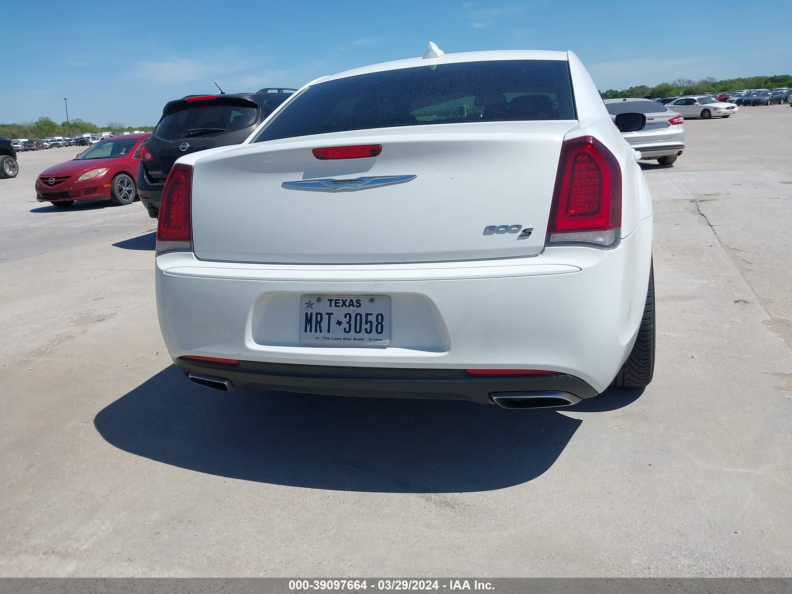 Photo 3 VIN: 2C3CCABG3JH212512 - CHRYSLER 300 