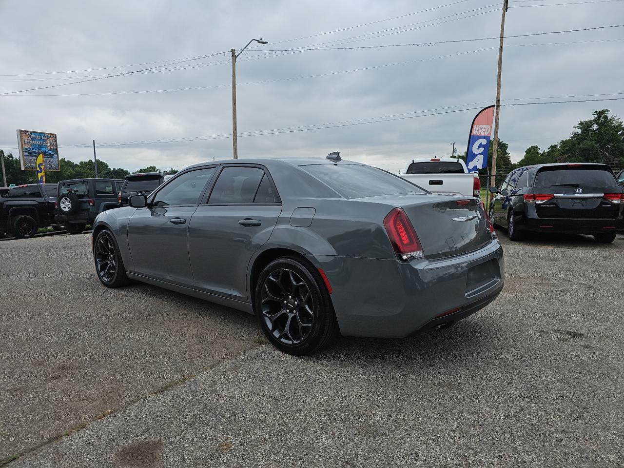 Photo 2 VIN: 2C3CCABG4KH559851 - CHRYSLER 300 