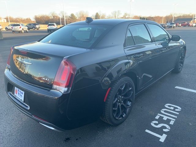 Photo 4 VIN: 2C3CCABG7KH617953 - CHRYSLER 300 