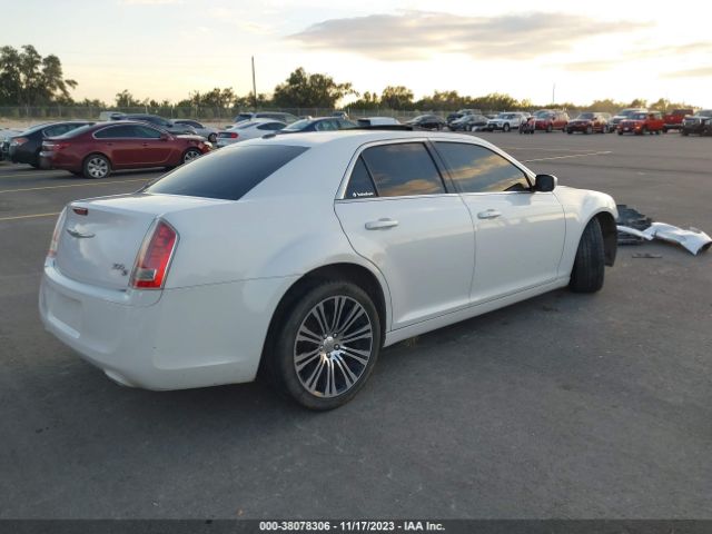 Photo 3 VIN: 2C3CCABG8EH161613 - CHRYSLER 300 