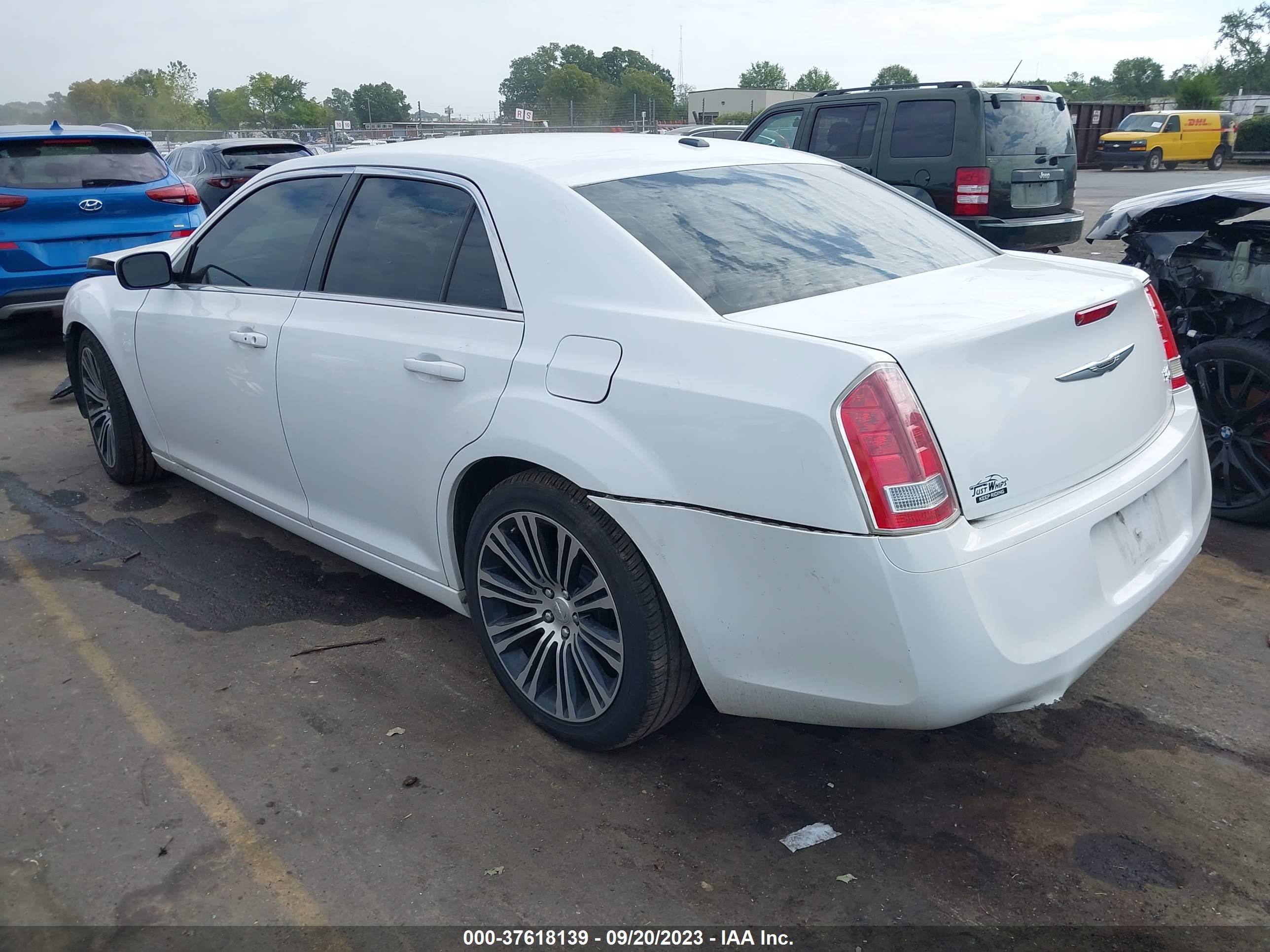 Photo 2 VIN: 2C3CCABT2DH699090 - CHRYSLER 300 