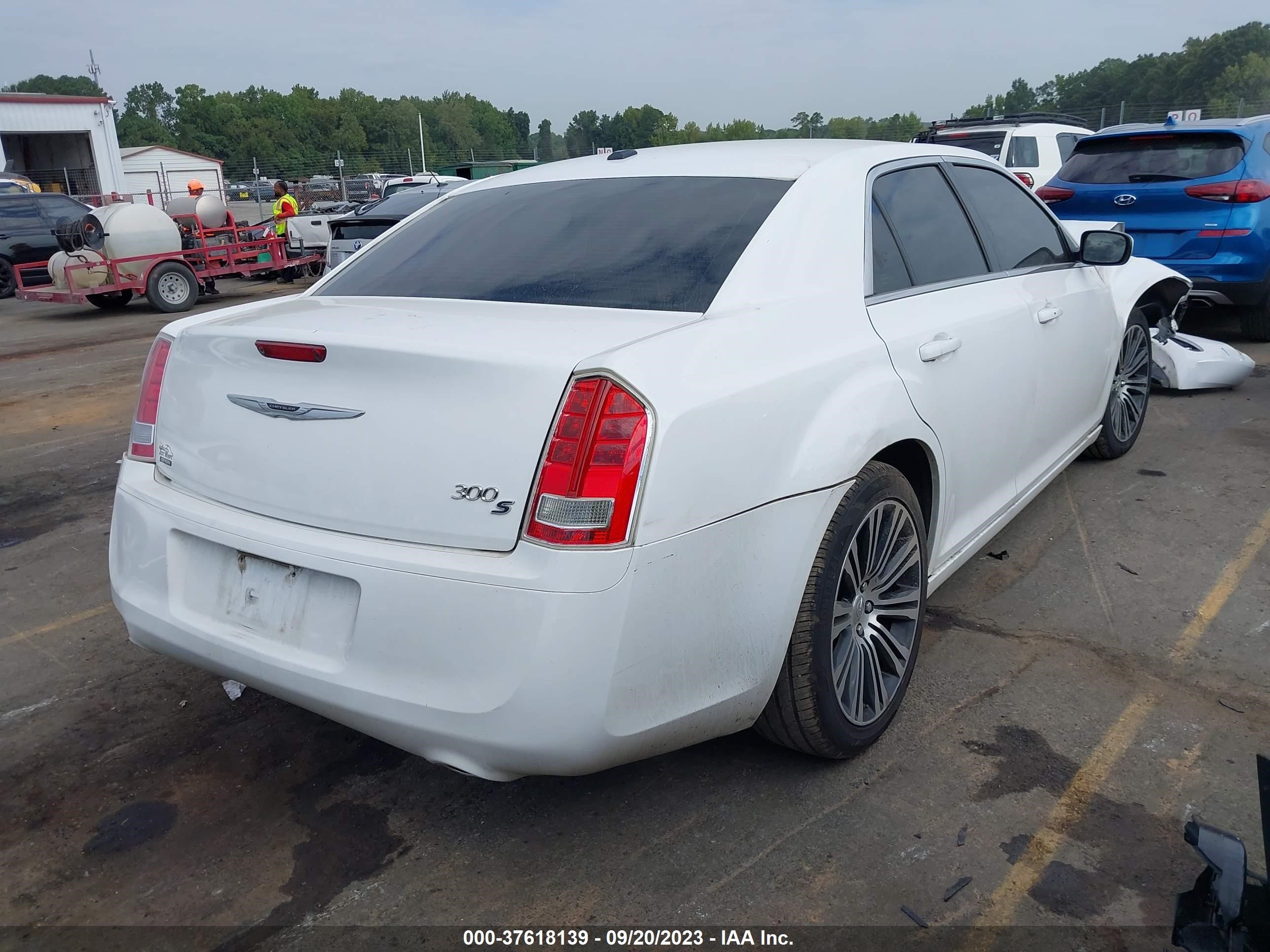 Photo 3 VIN: 2C3CCABT2DH699090 - CHRYSLER 300 