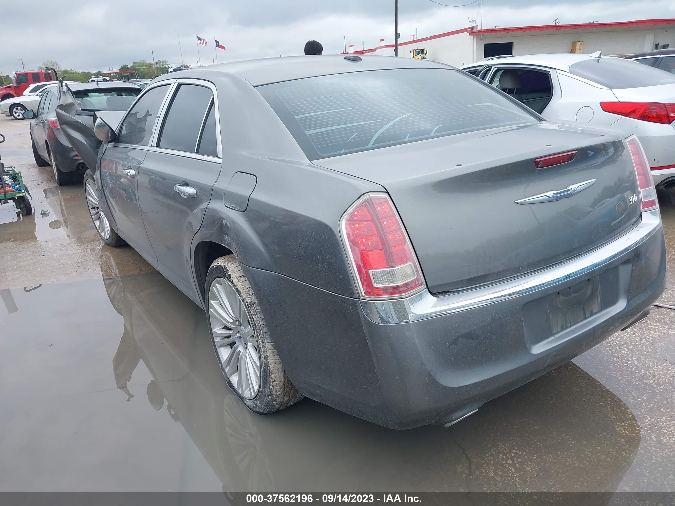 Photo 2 VIN: 2C3CCACG8CH245930 - CHRYSLER 300 