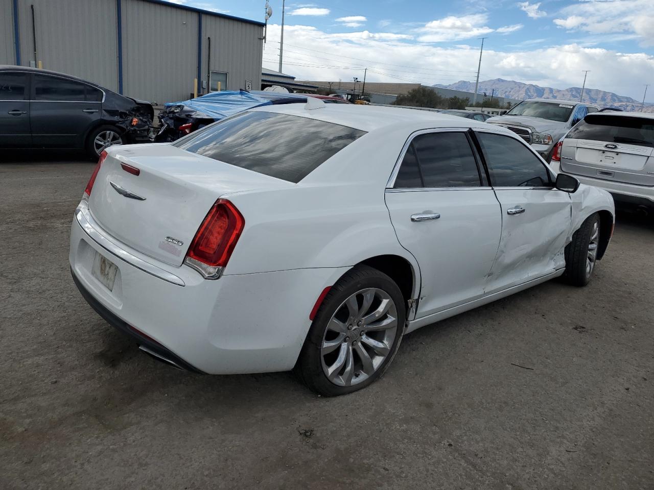 Photo 2 VIN: 2C3CCAEG6JH126817 - CHRYSLER 300 