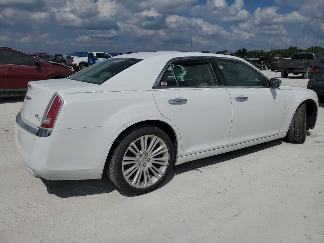 Photo 2 VIN: 2C3CCAETXEH200646 - CHRYSLER 300 