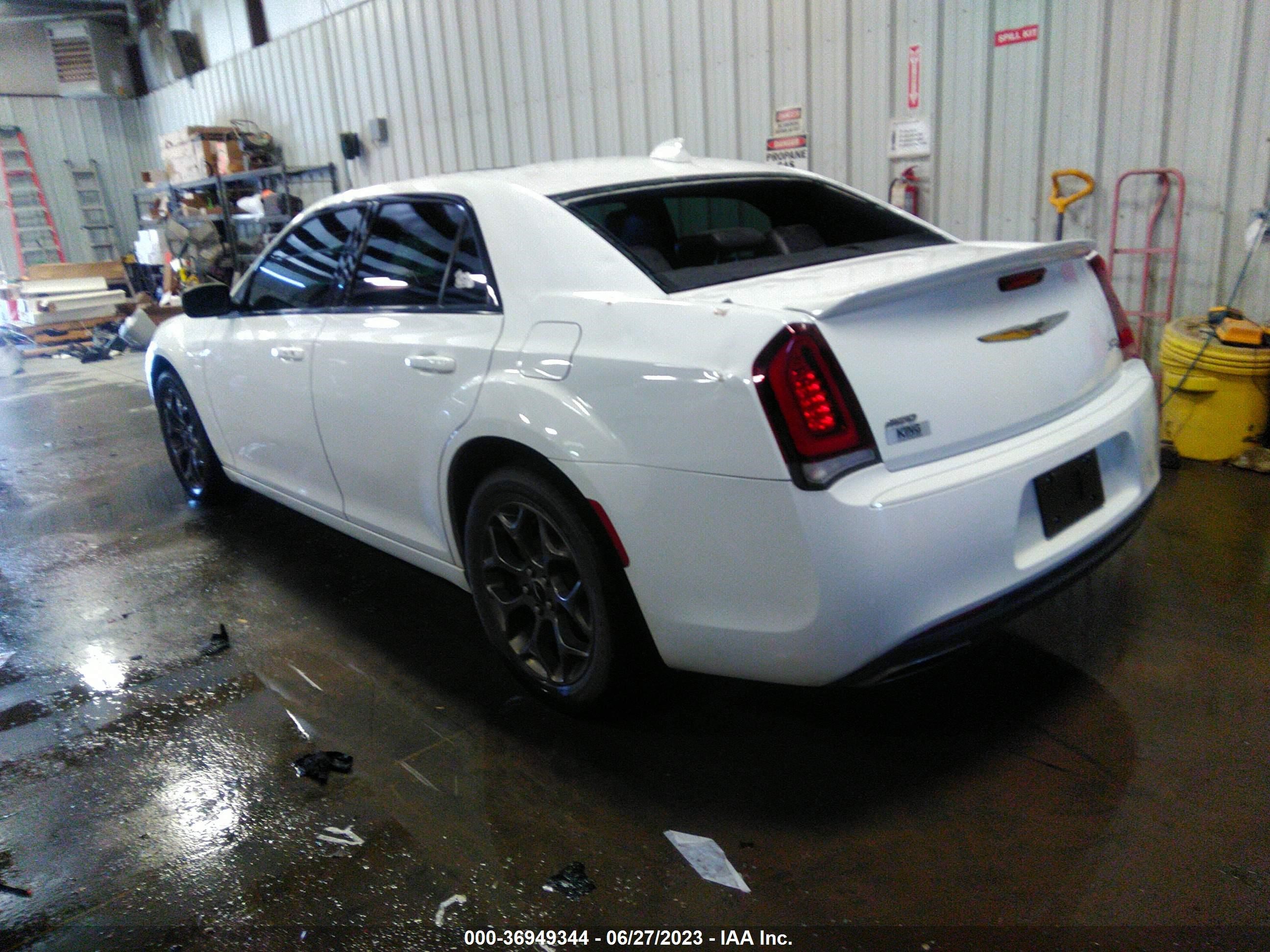 Photo 2 VIN: 2C3CCAGG8FH927172 - CHRYSLER 300 