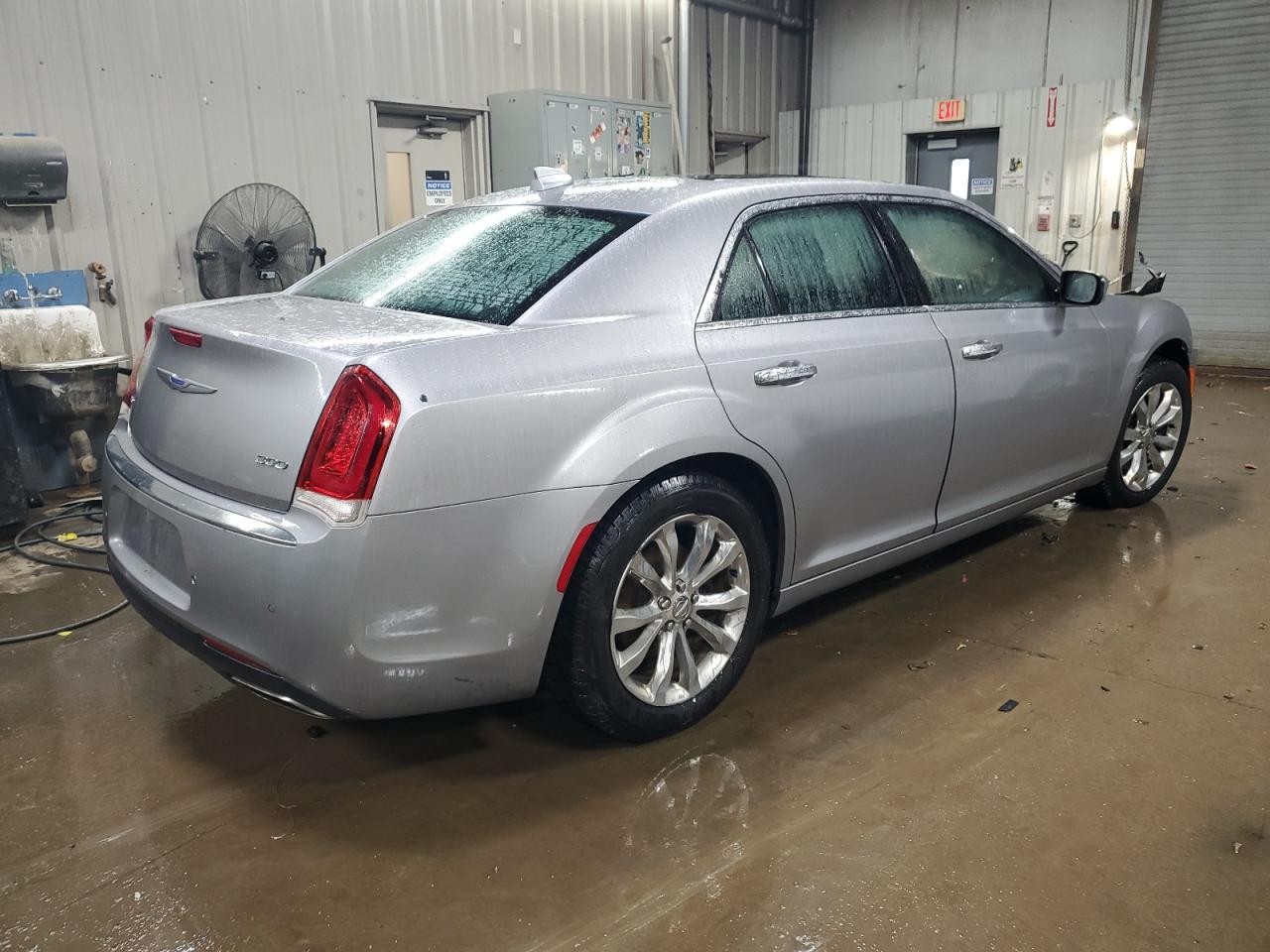 Photo 2 VIN: 2C3CCAKG4JH300338 - CHRYSLER 300 