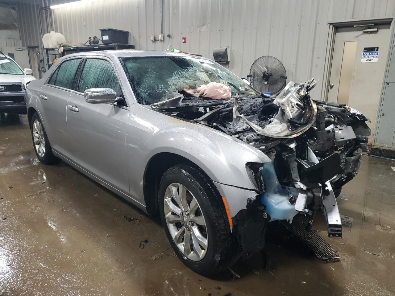 Photo 3 VIN: 2C3CCAKG4JH300338 - CHRYSLER 300 