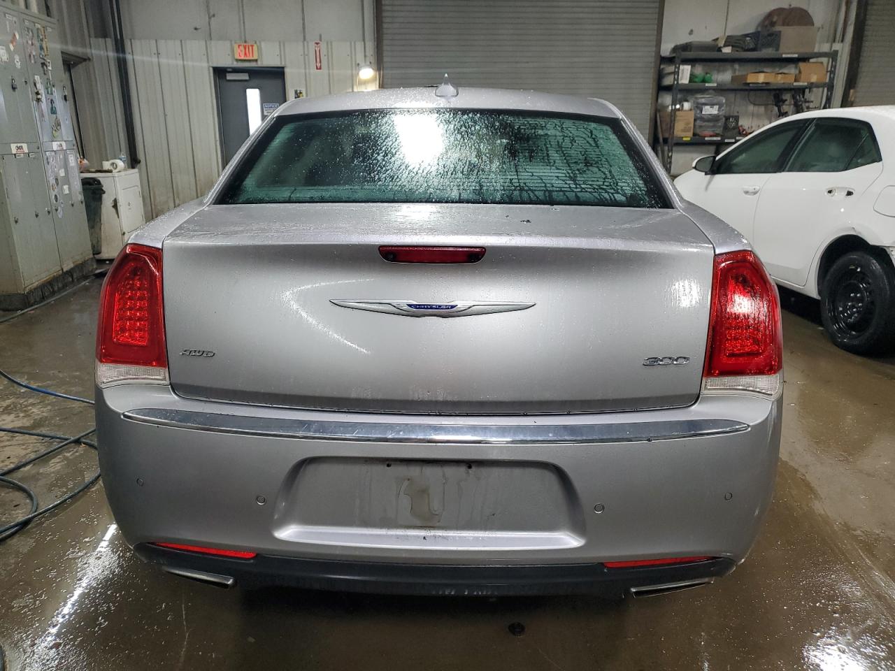 Photo 5 VIN: 2C3CCAKG4JH300338 - CHRYSLER 300 