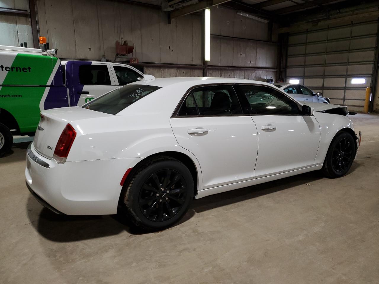 Photo 2 VIN: 2C3CCARG3JH282145 - CHRYSLER 300 