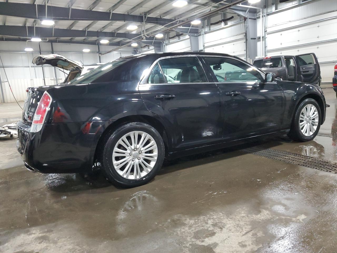 Photo 2 VIN: 2C3CCARG4EH189205 - CHRYSLER 300 