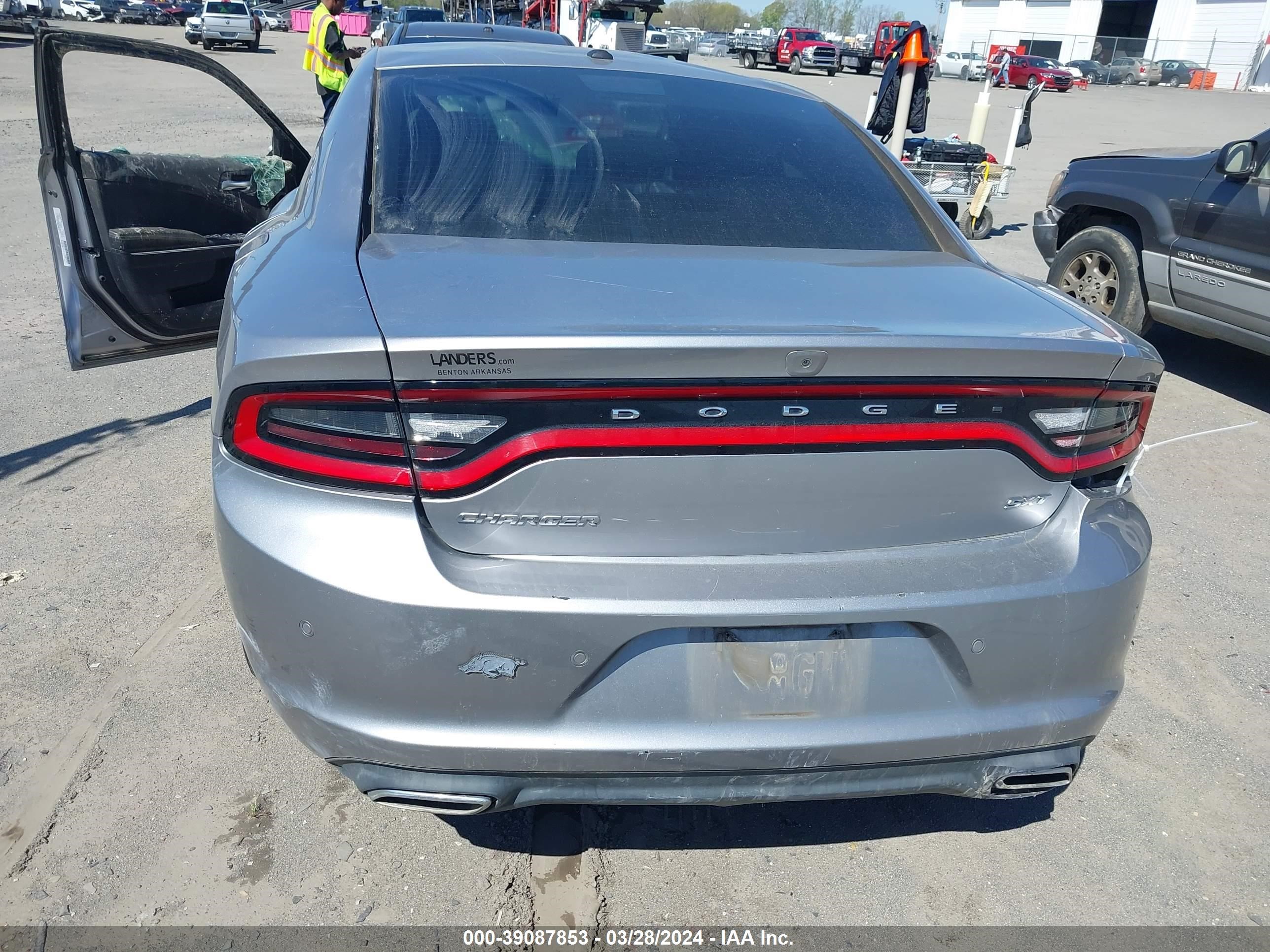 Photo 11 VIN: 2C3CDXBG3JH173419 - DODGE CHARGER 