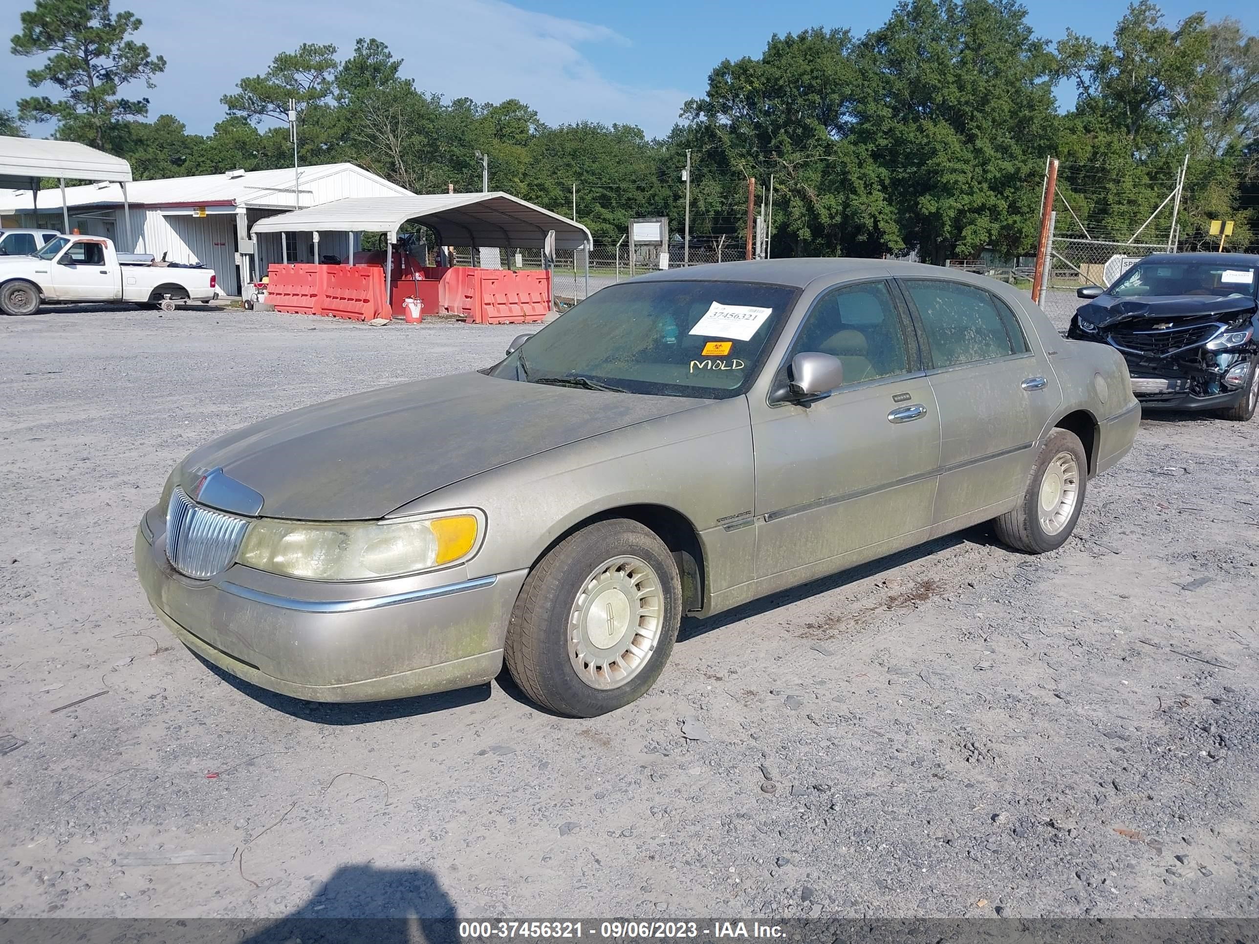 Photo 1 VIN: 2C3CDXBG5JH170098 - LINCOLN TOWN CAR 