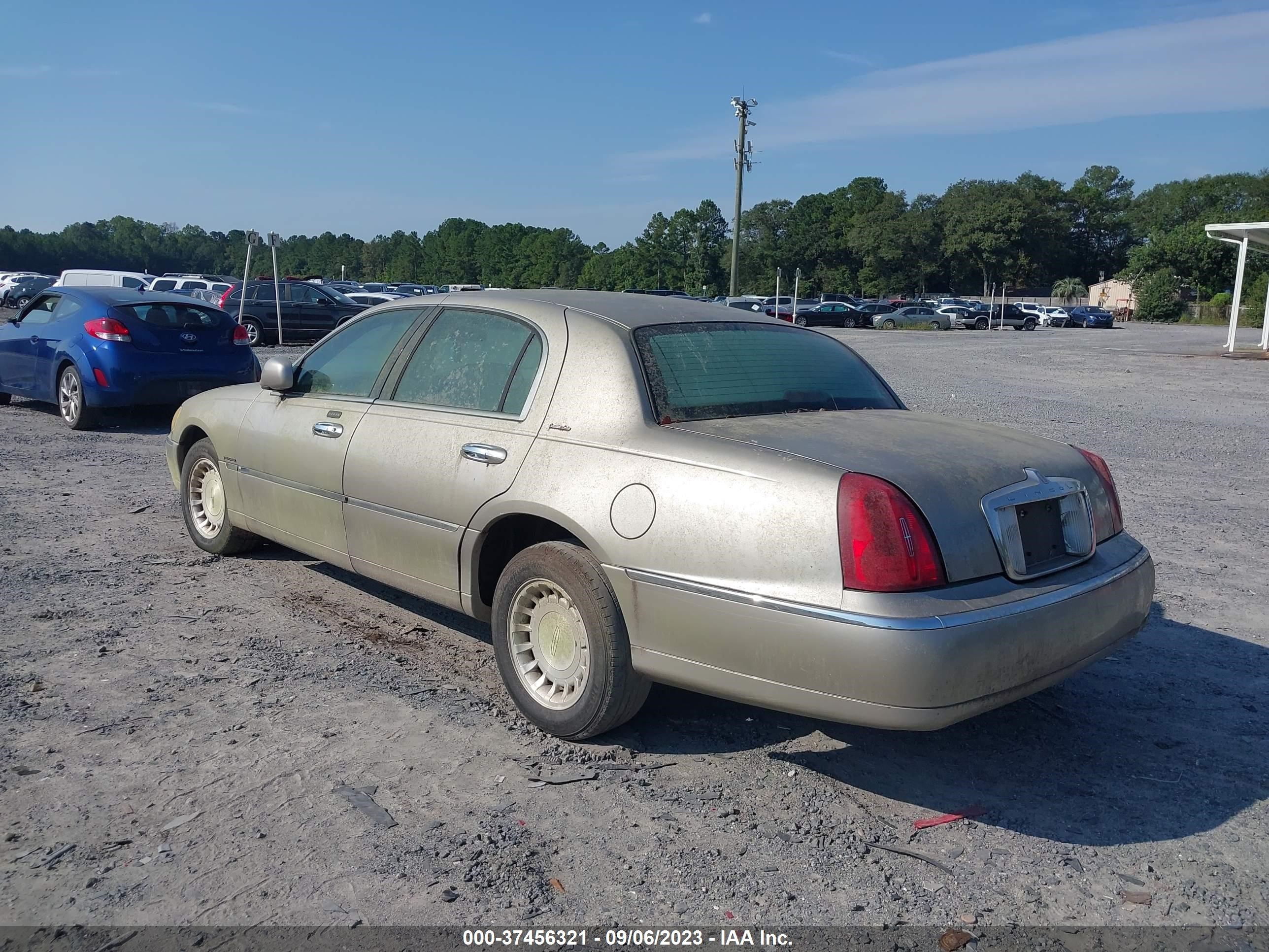 Photo 2 VIN: 2C3CDXBG5JH170098 - LINCOLN TOWN CAR 