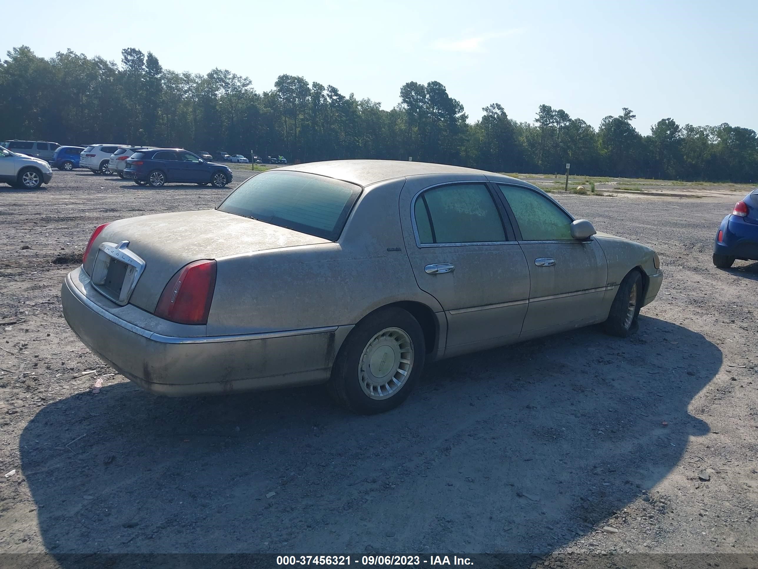 Photo 3 VIN: 2C3CDXBG5JH170098 - LINCOLN TOWN CAR 