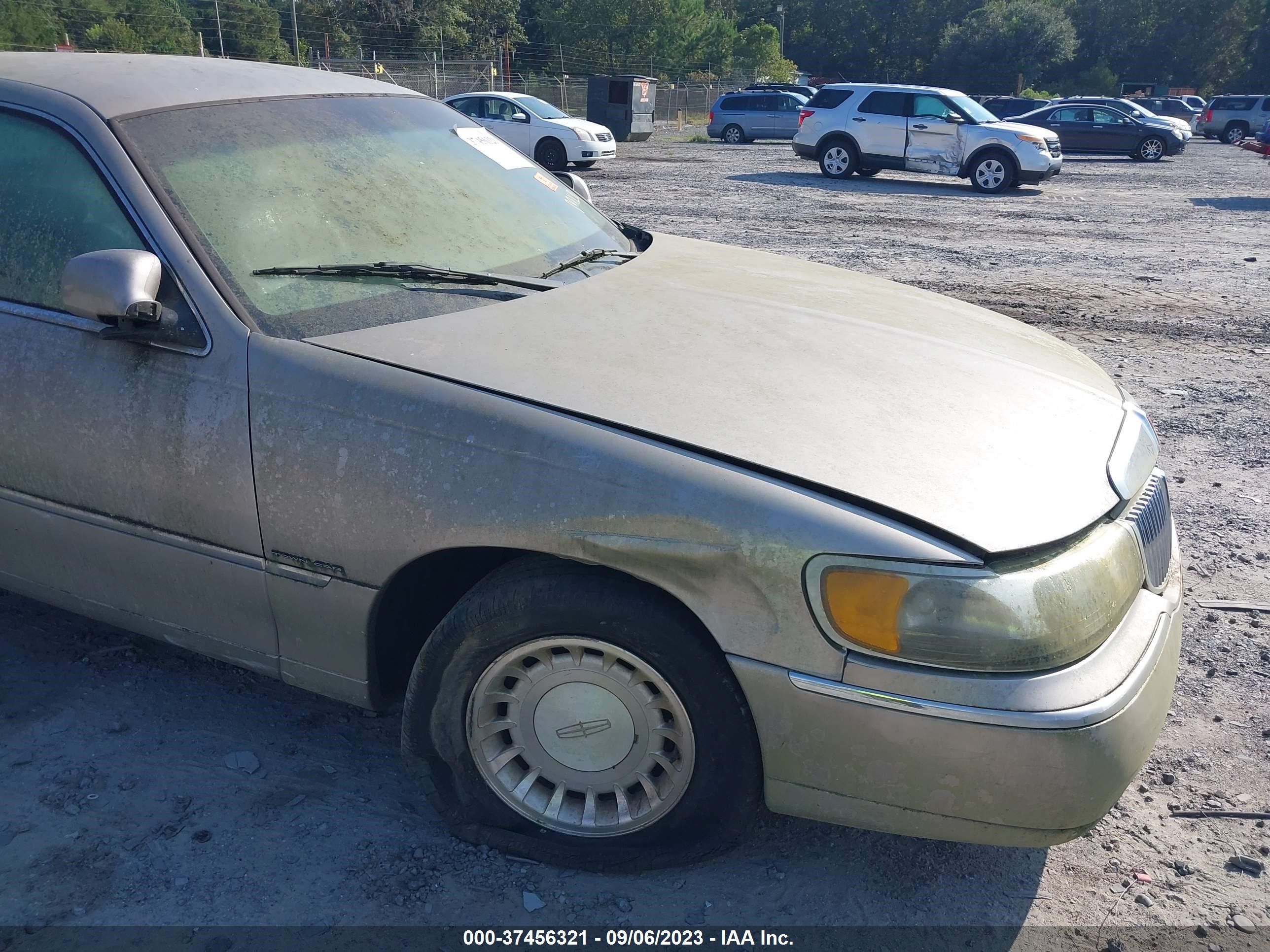 Photo 5 VIN: 2C3CDXBG5JH170098 - LINCOLN TOWN CAR 