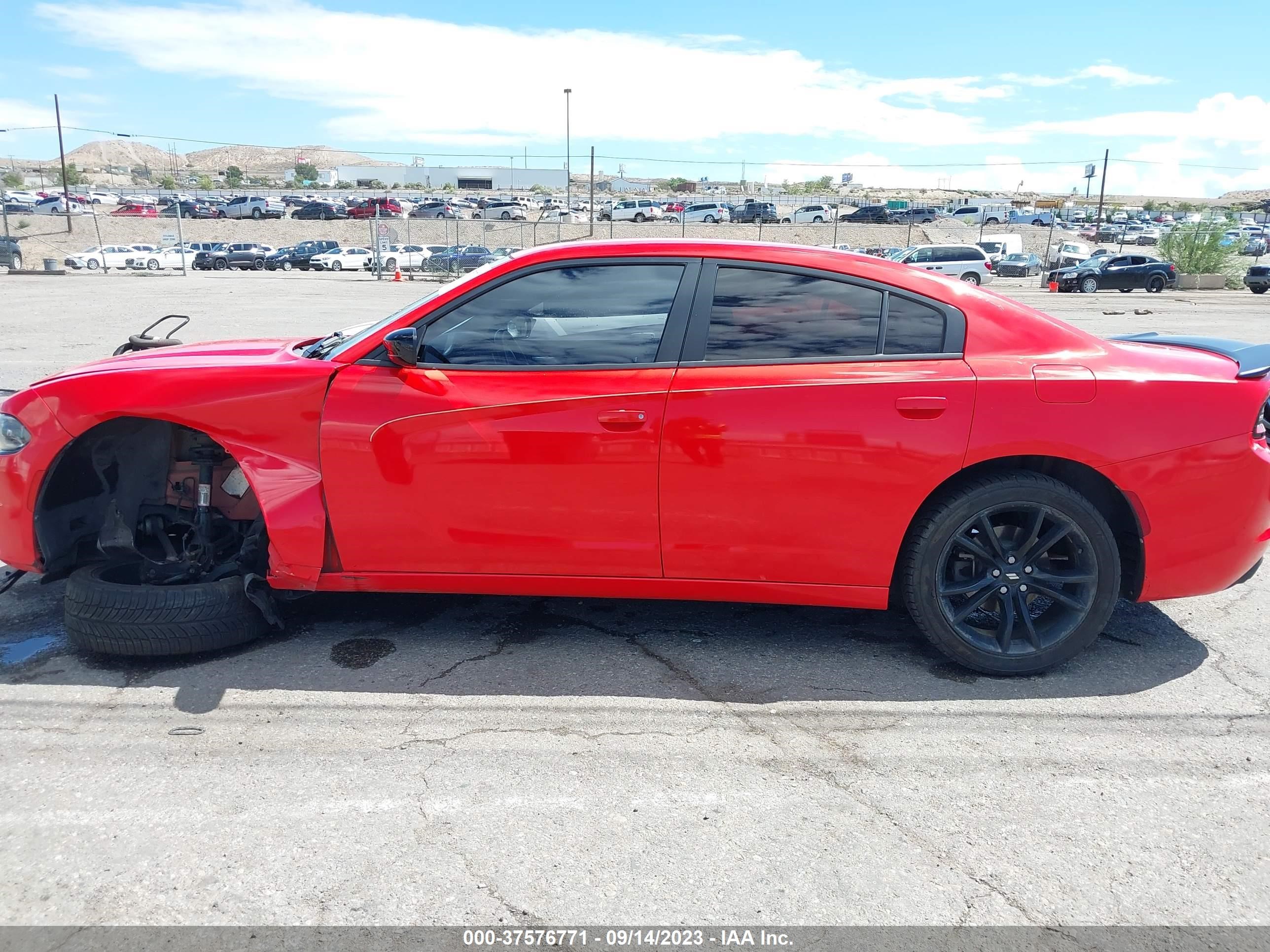 Photo 13 VIN: 2C3CDXBG8JH119761 - DODGE CHARGER 