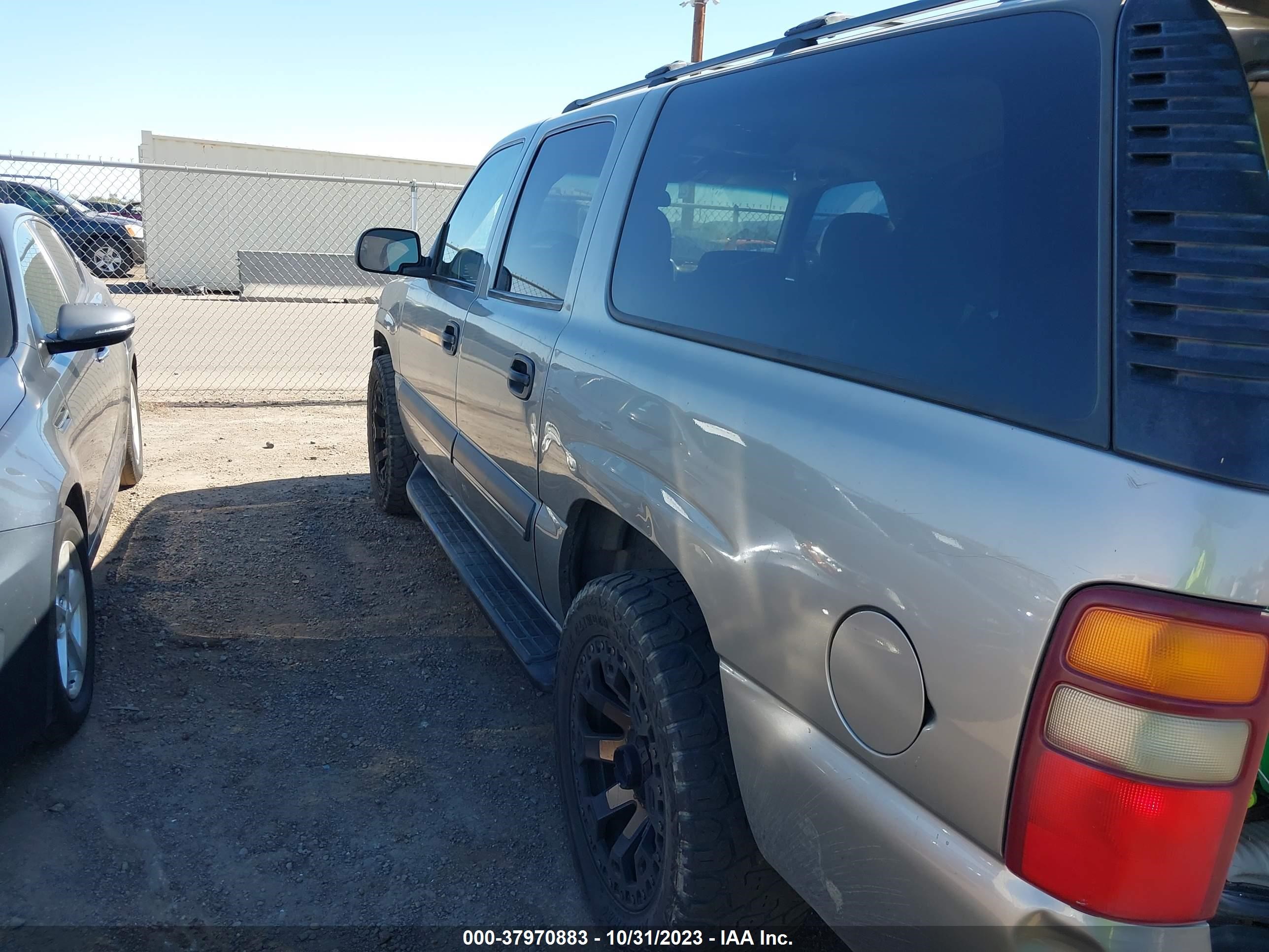 Photo 2 VIN: 2C3CDXHG6GH187072 - CHEVROLET SUBURBAN 