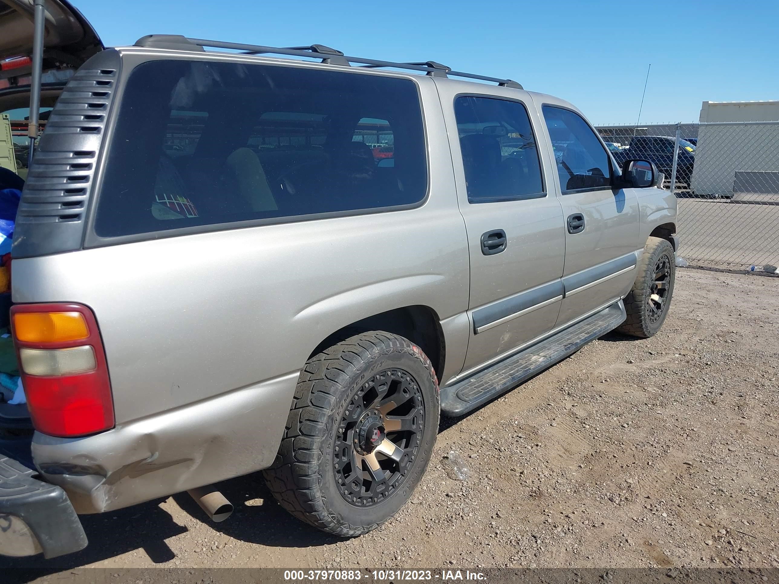 Photo 3 VIN: 2C3CDXHG6GH187072 - CHEVROLET SUBURBAN 