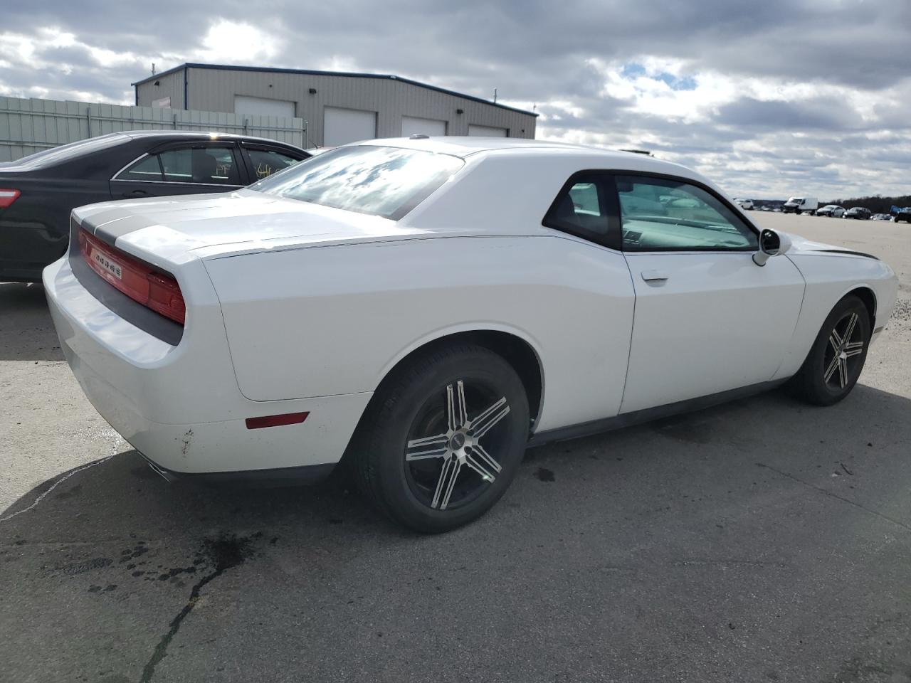 Photo 2 VIN: 2C3CDYAG0DH540403 - DODGE CHALLENGER 