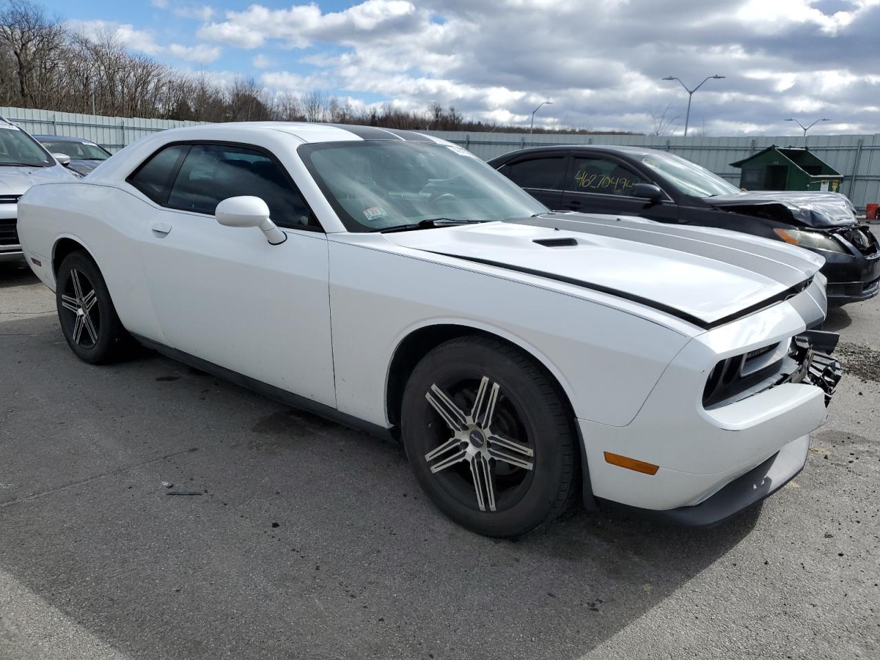 Photo 3 VIN: 2C3CDYAG0DH540403 - DODGE CHALLENGER 