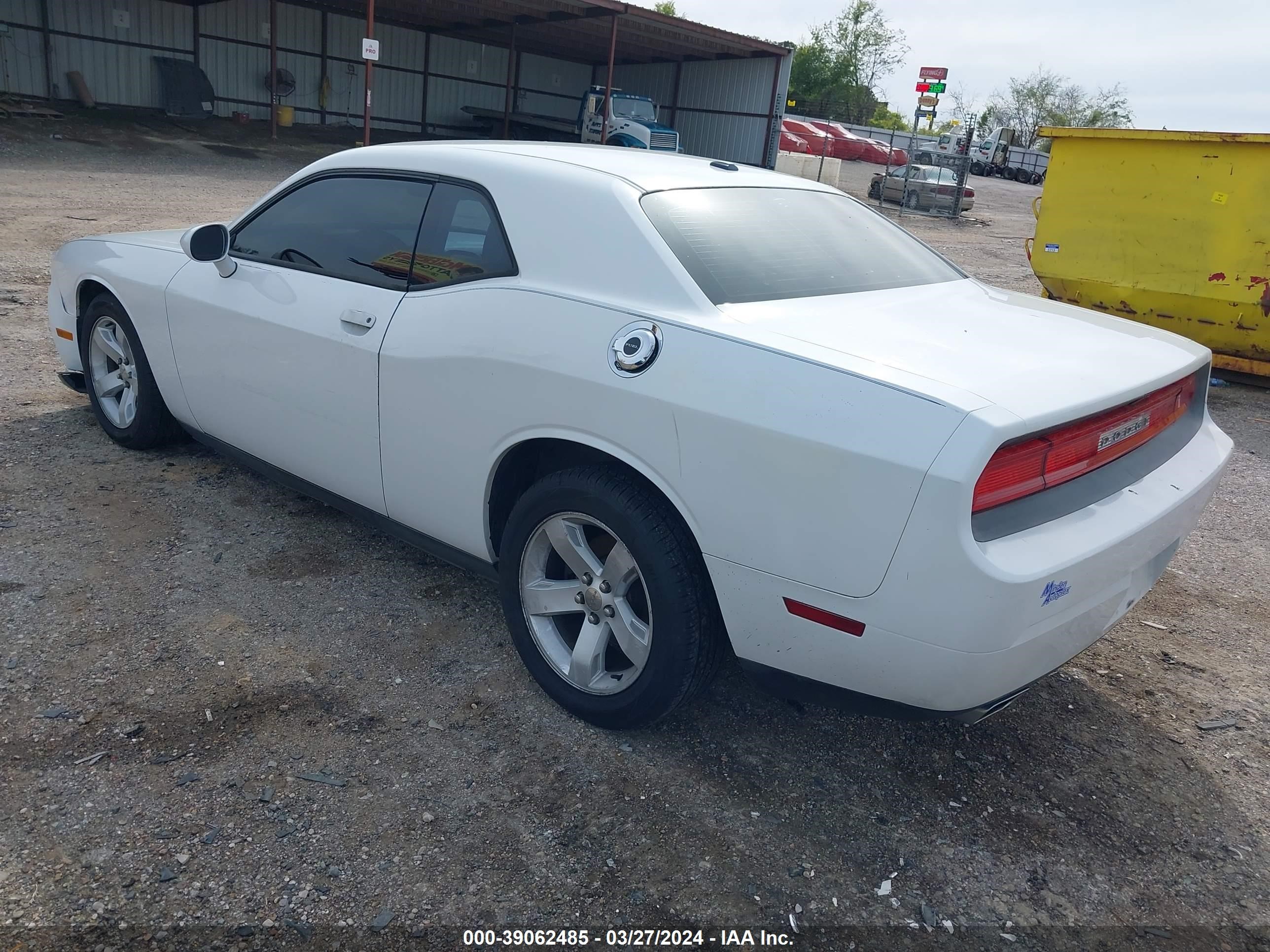 Photo 2 VIN: 2C3CDYAG7DH530497 - DODGE CHALLENGER 