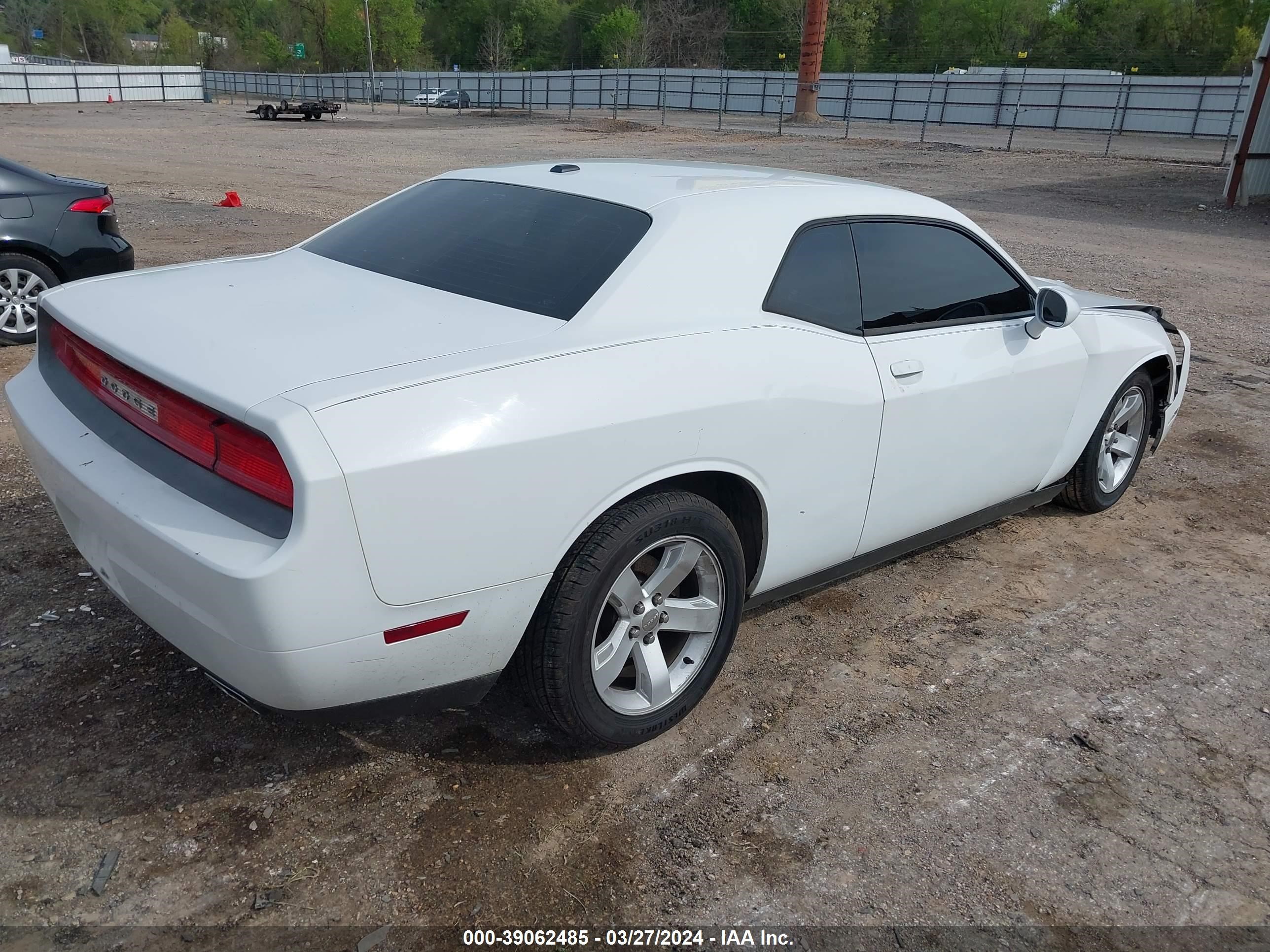 Photo 3 VIN: 2C3CDYAG7DH530497 - DODGE CHALLENGER 