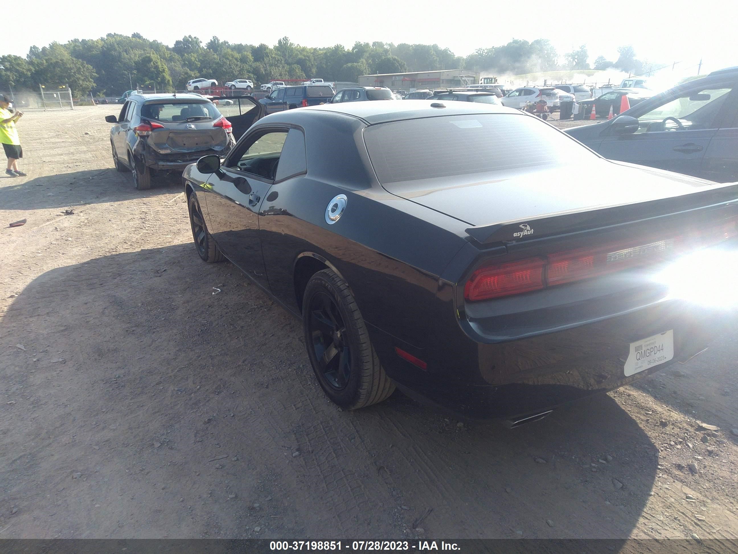 Photo 2 VIN: 2C3CDYAG8CH232054 - DODGE CHALLENGER 