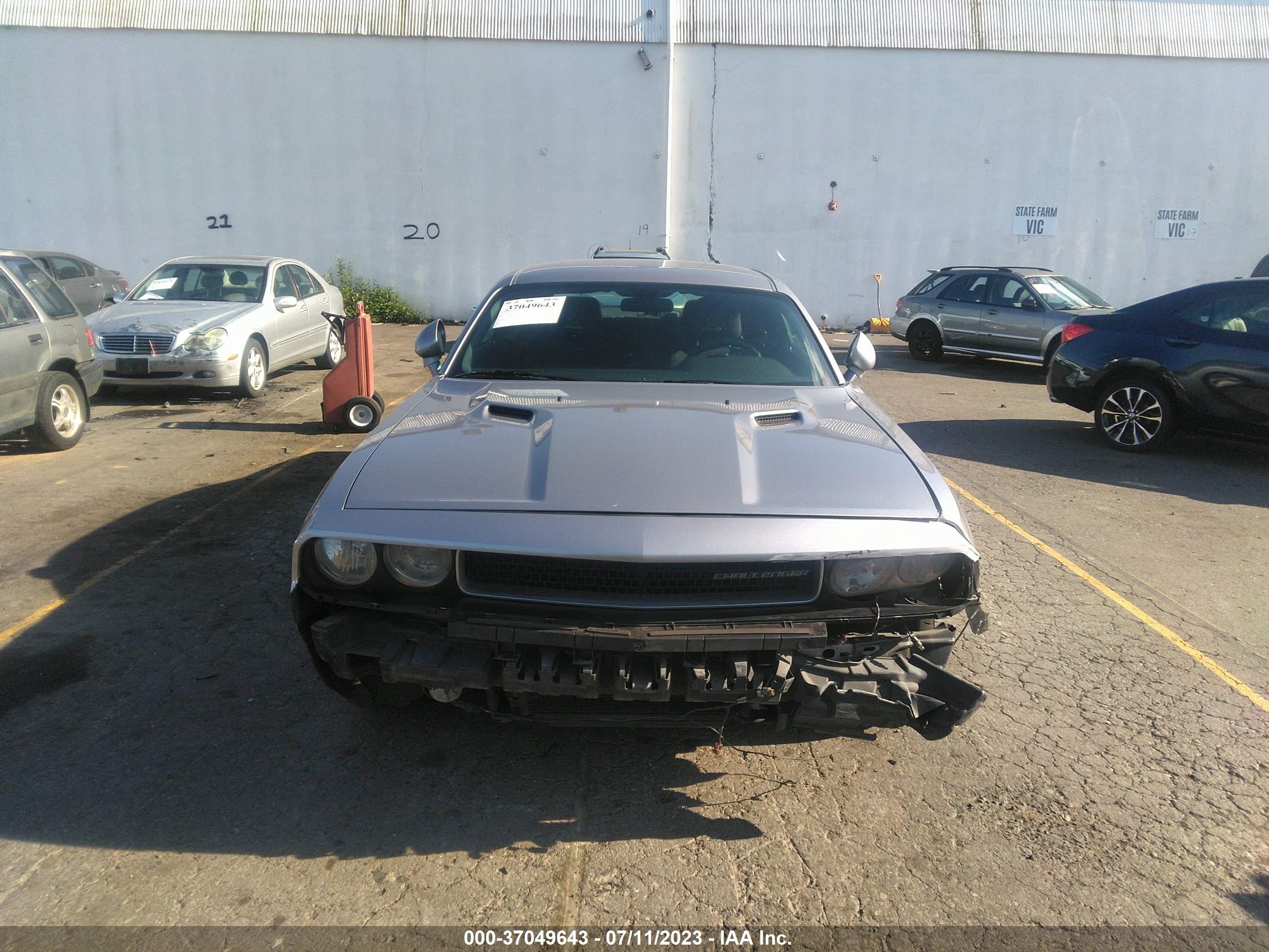 Photo 11 VIN: 2C3CDYAG8DH665939 - DODGE CHALLENGER 